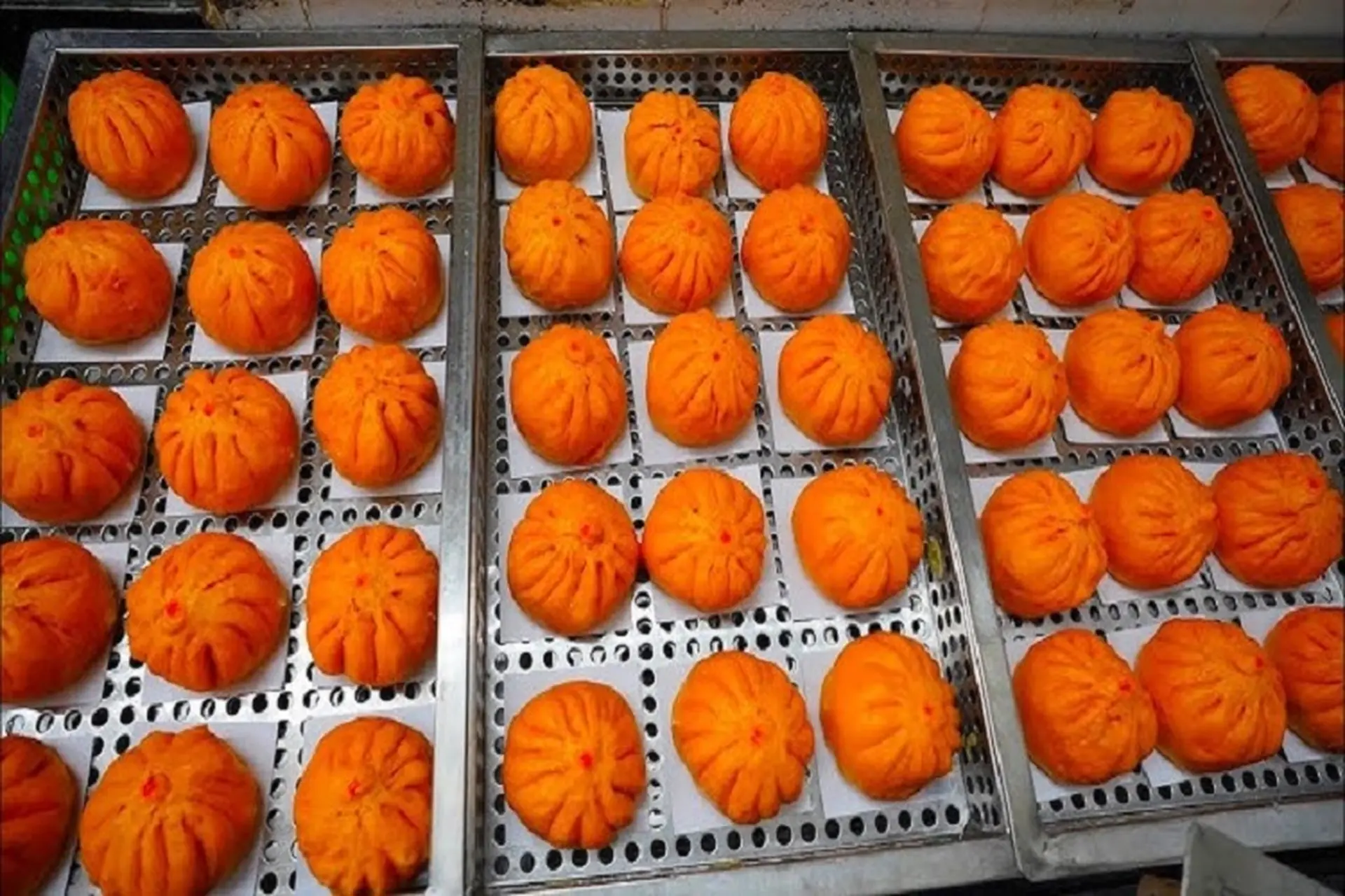 Mách nhỏ chị em cách làm bánh bao gấc chay thơm ngon, đẹp mắt mà cực đơn giản