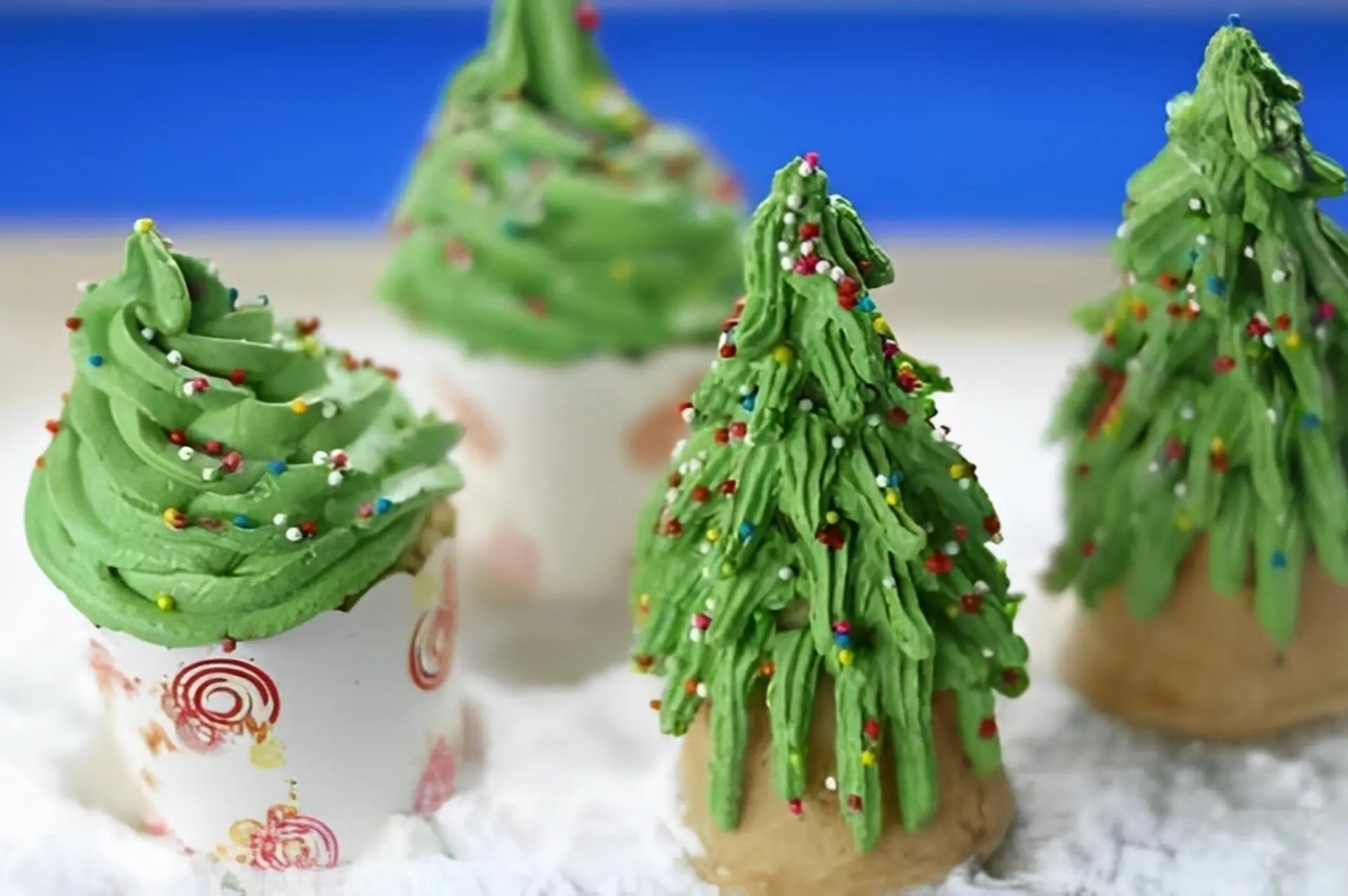 Thử ngay cách làm bánh bông lan cây thông Noel ngọt ngào, dễ thương đón Giáng Sinh