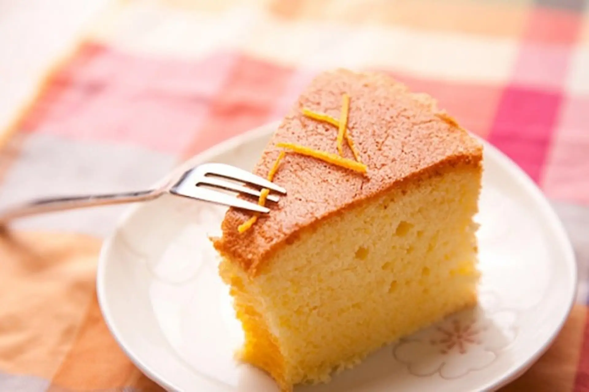 Mê mẩn với bánh chiffon cam mềm như mây, thơm mát từng miếng với cách làm đơn giản