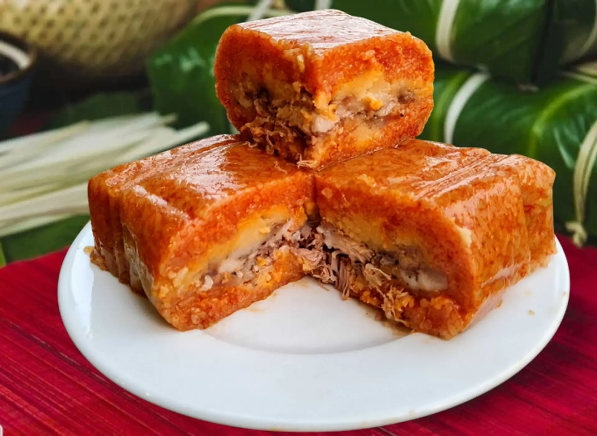 Học cách gói bánh chưng gấc đơn giản, thơm ngon cho ngày xuân sum vầy, may mắn