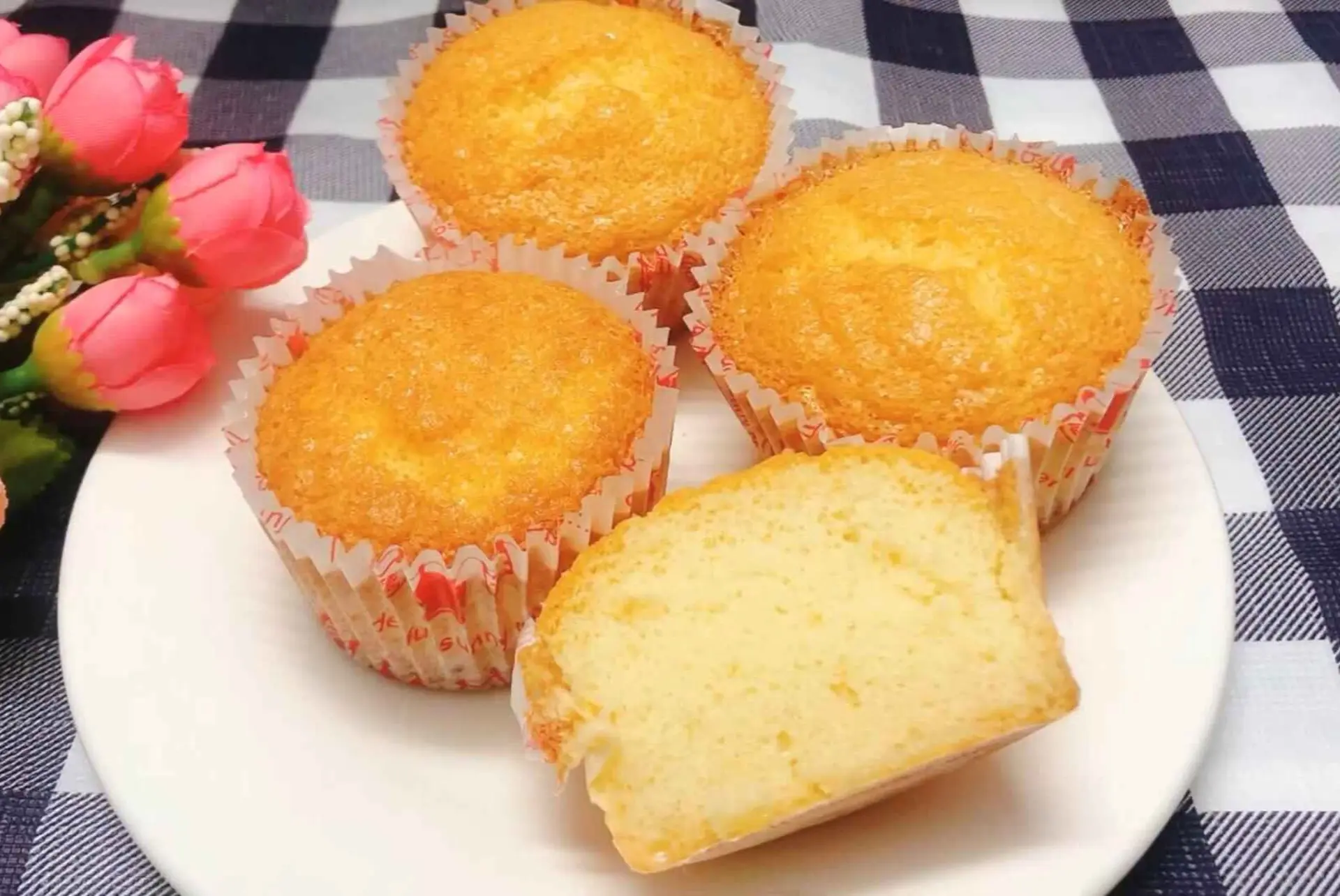 Hướng dẫn làm bánh cupcake bông lan mật ong mềm xốp, thơm ngon không cần bột nở 