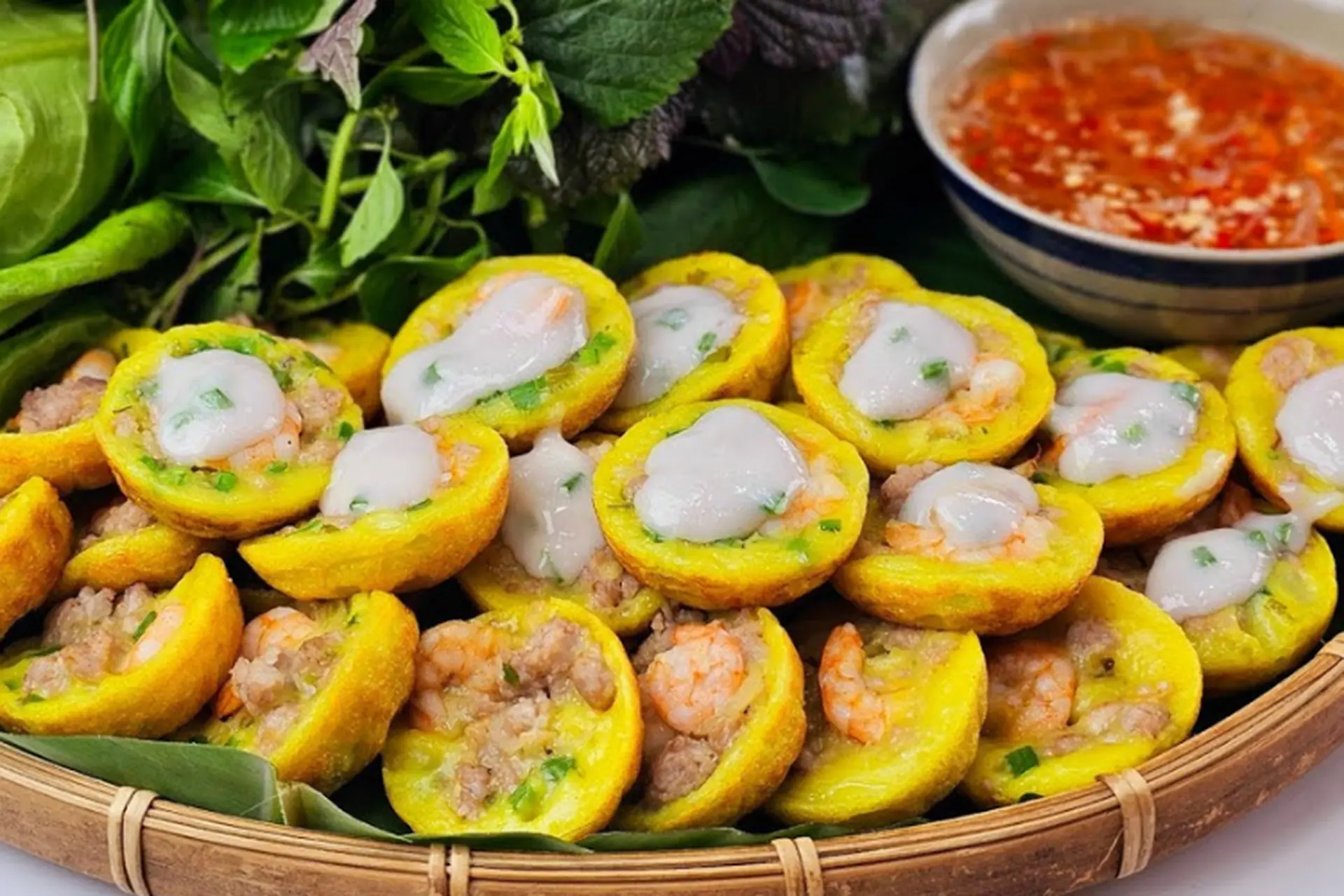 Chia sẻ cách làm bánh khọt miền Tây nhân tôm thịt đơn giản