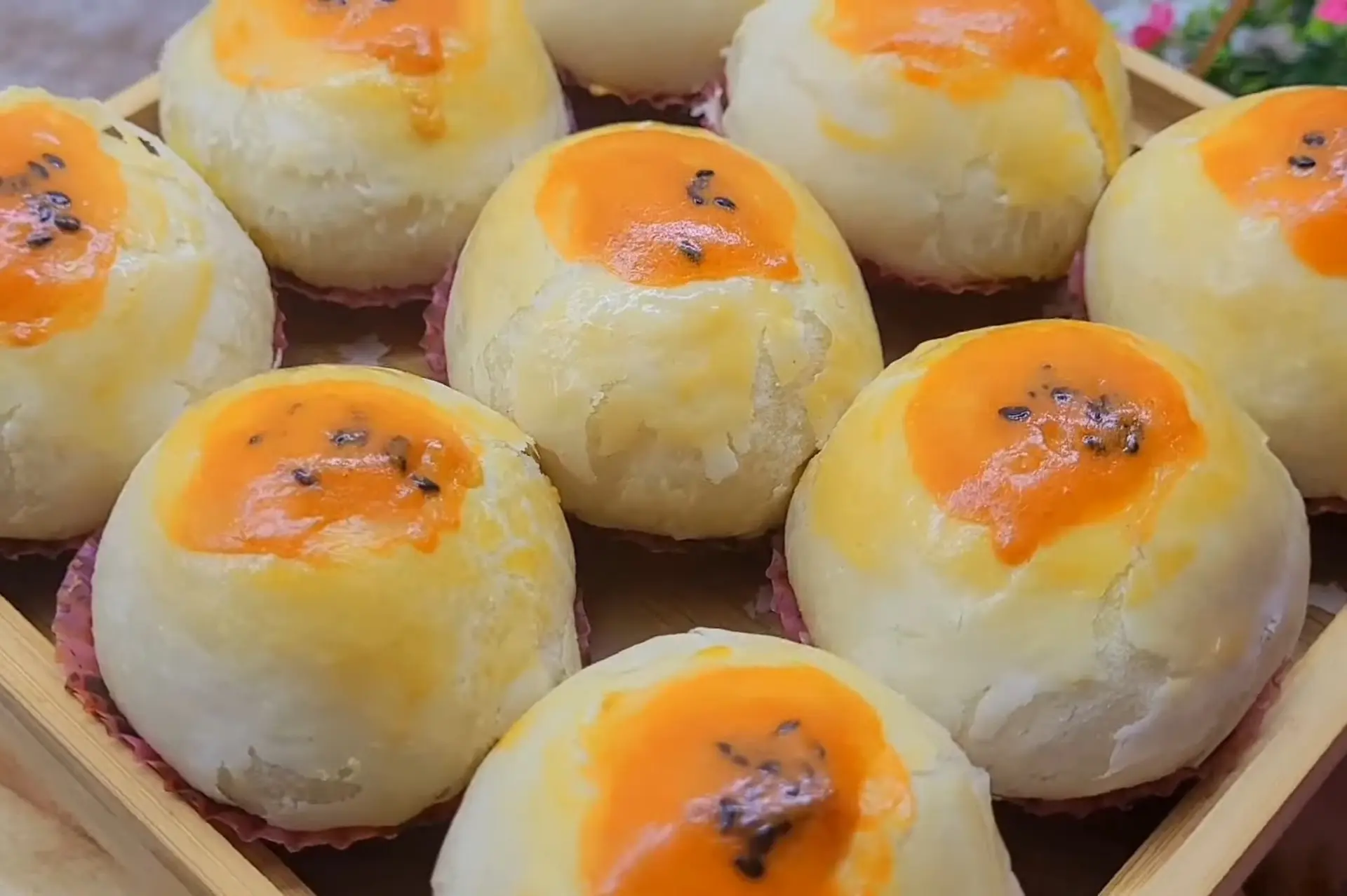 Trổ tài làm bánh lột da ngàn lớp nhân đậu xanh trứng muối béo ngậy, thơm lừng!