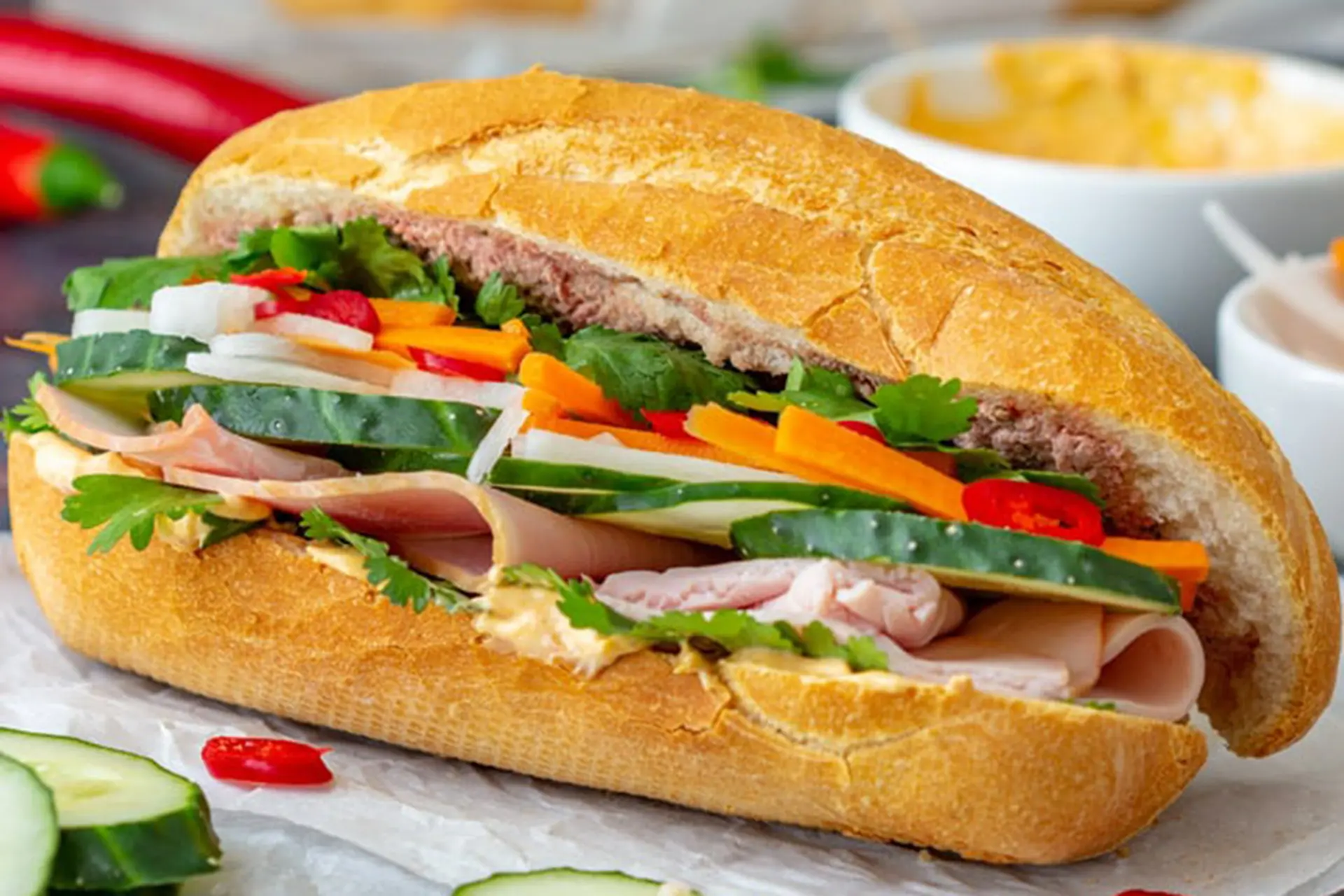 Làm mới bữa sáng gia đình với bánh mì cuộn thịt nguội, chỉ 10 phút là xong món ngon