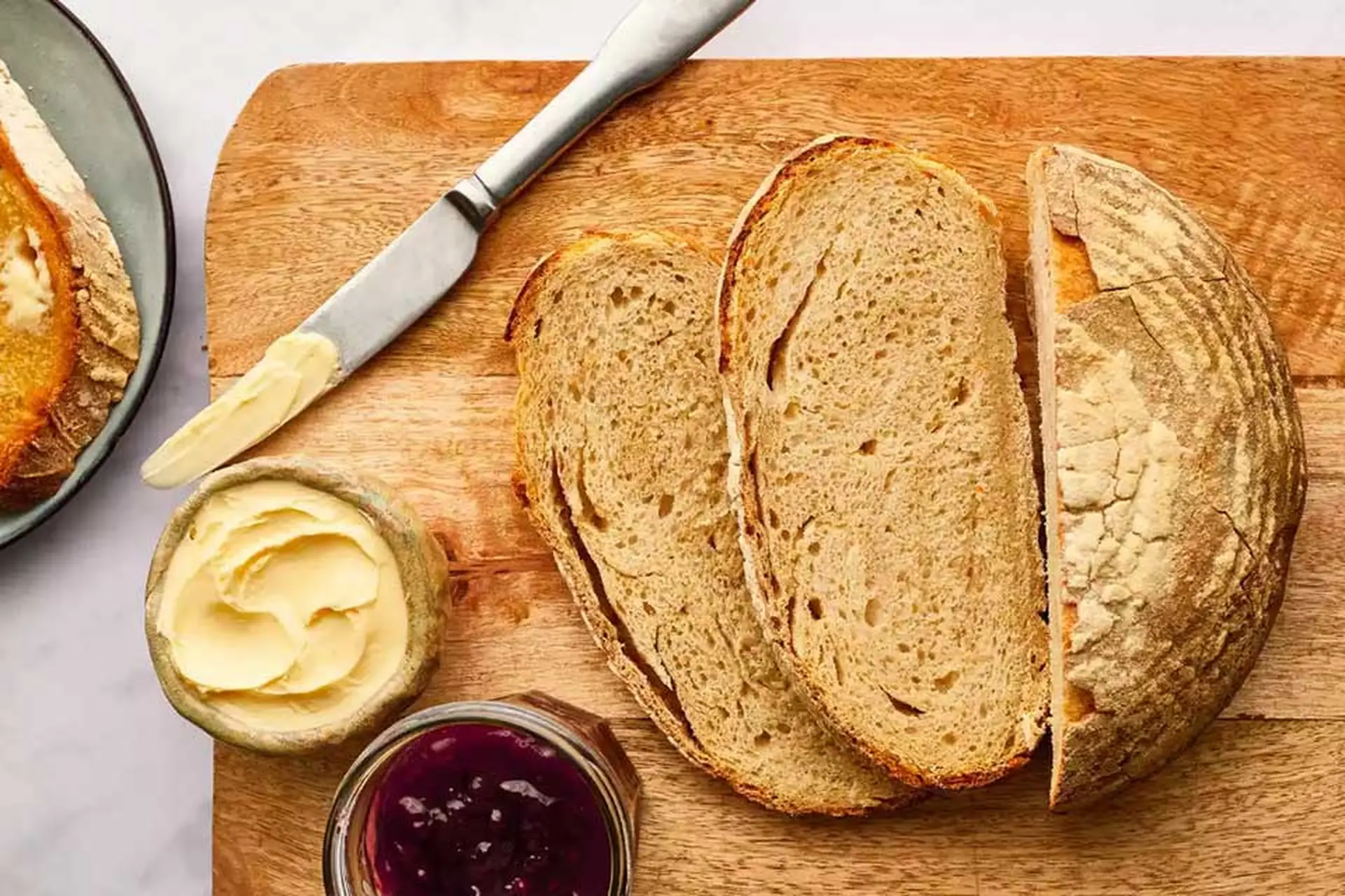 Thử làm ngay bánh mì sourdough tại nhà: Hương vị mộc mạc nhưng đầy cuốn hút