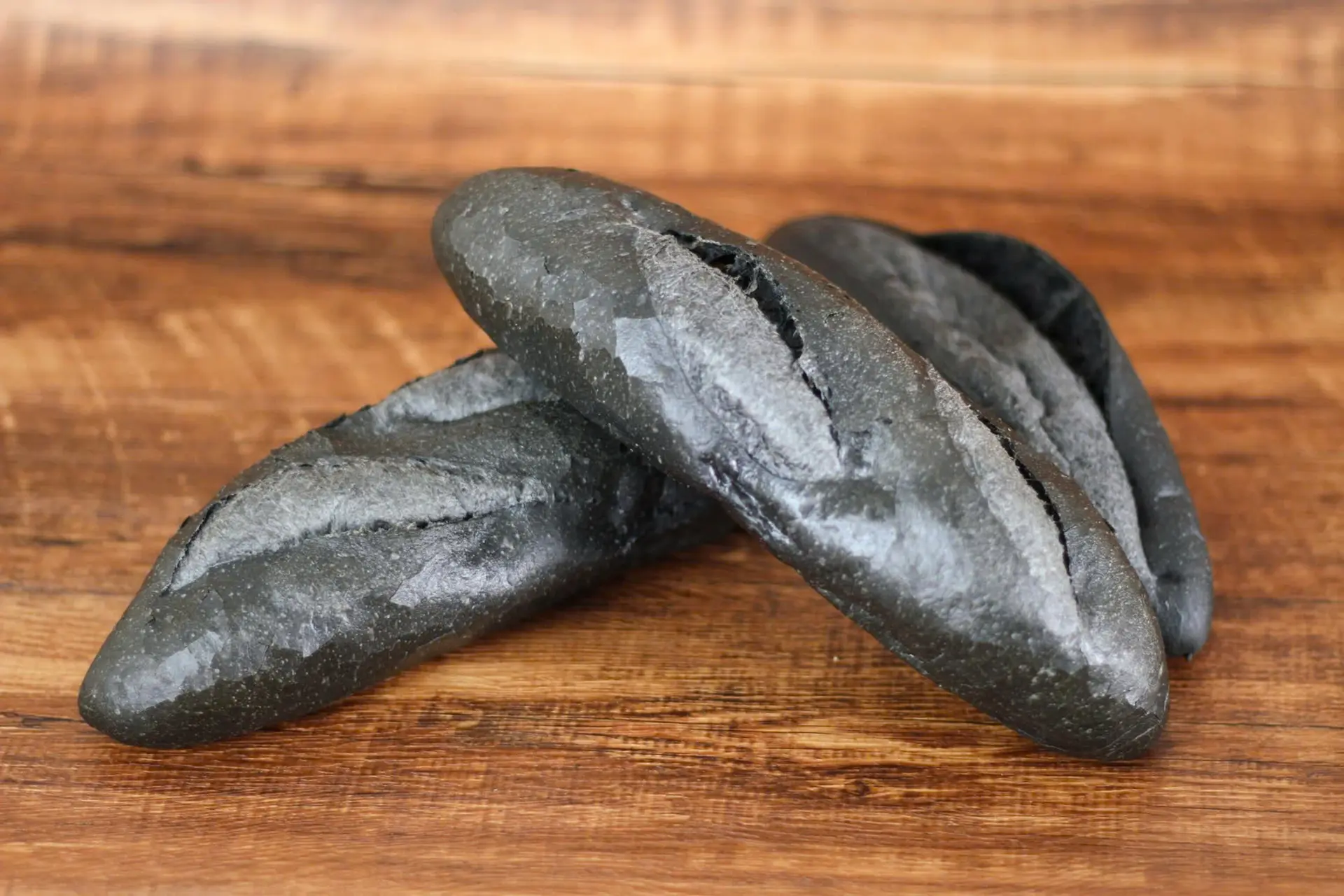 Bánh mì than tre: Bí quyết làm bánh mì "bóng đêm" độc đáo thơm ngon, giòn rụm tại nhà