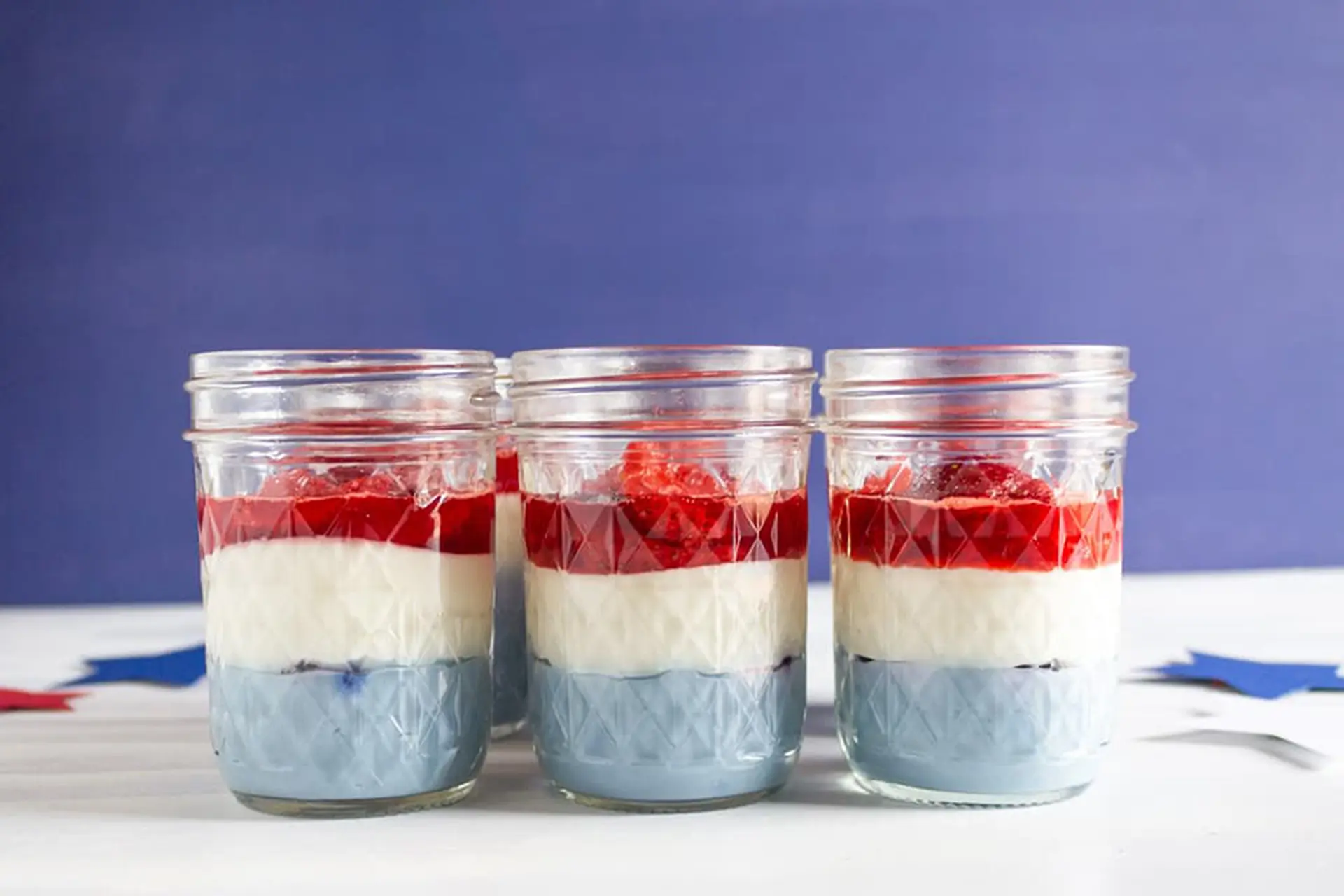 Tự tay làm bánh mousse hoa đậu biếc dâu tây vừa ngon miệng vừa đẹp mắt tại nhà