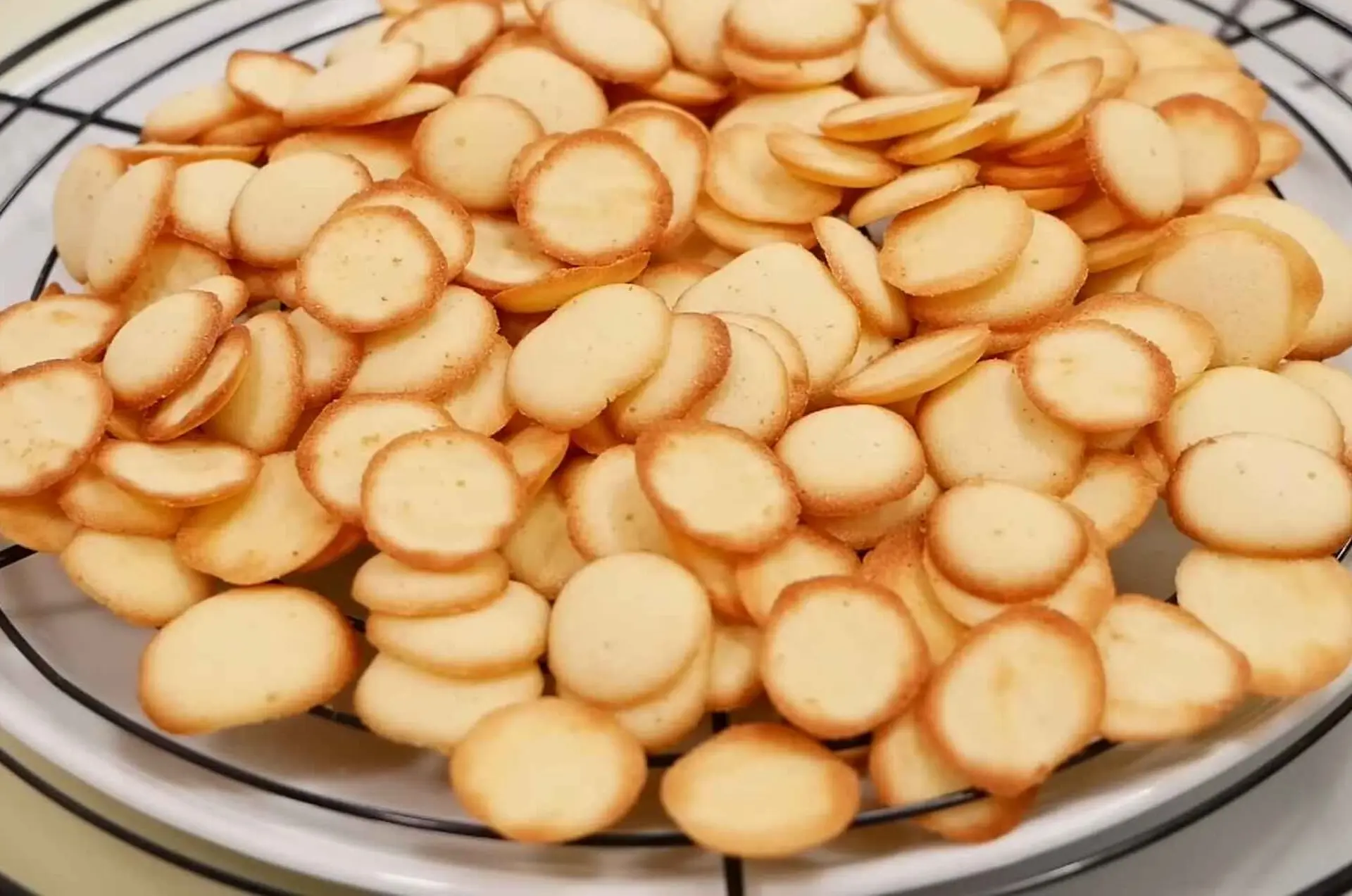 Bánh quy đồng tiền - Món quà vặt tuổi thơ tuyệt vời để nhâm nhi bên ly trà nóng