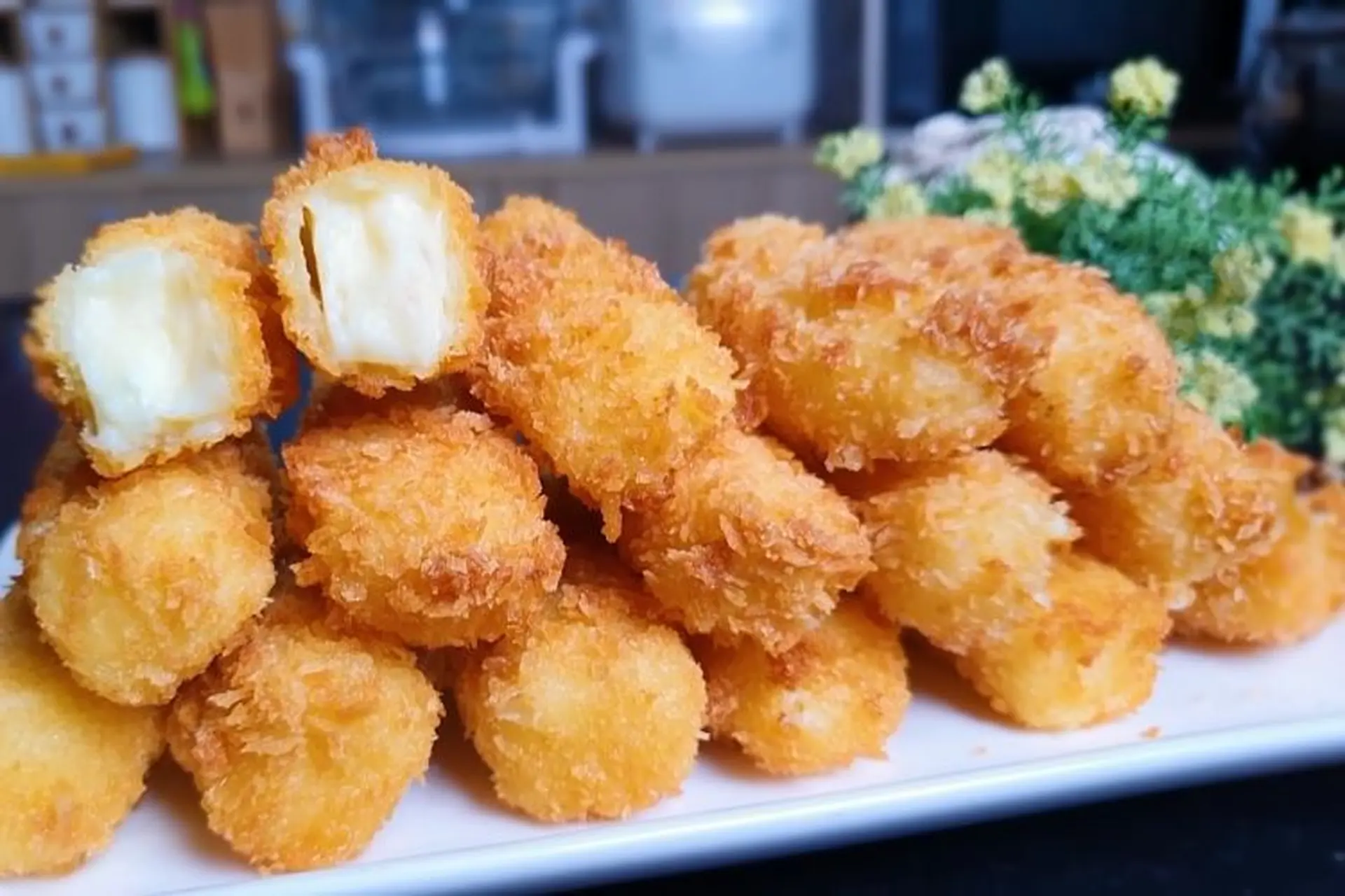Bật mí 2 cách làm bánh sữa tươi Nugget mềm mịn bên trong, giòn tan bên ngoài cực hấp dẫn