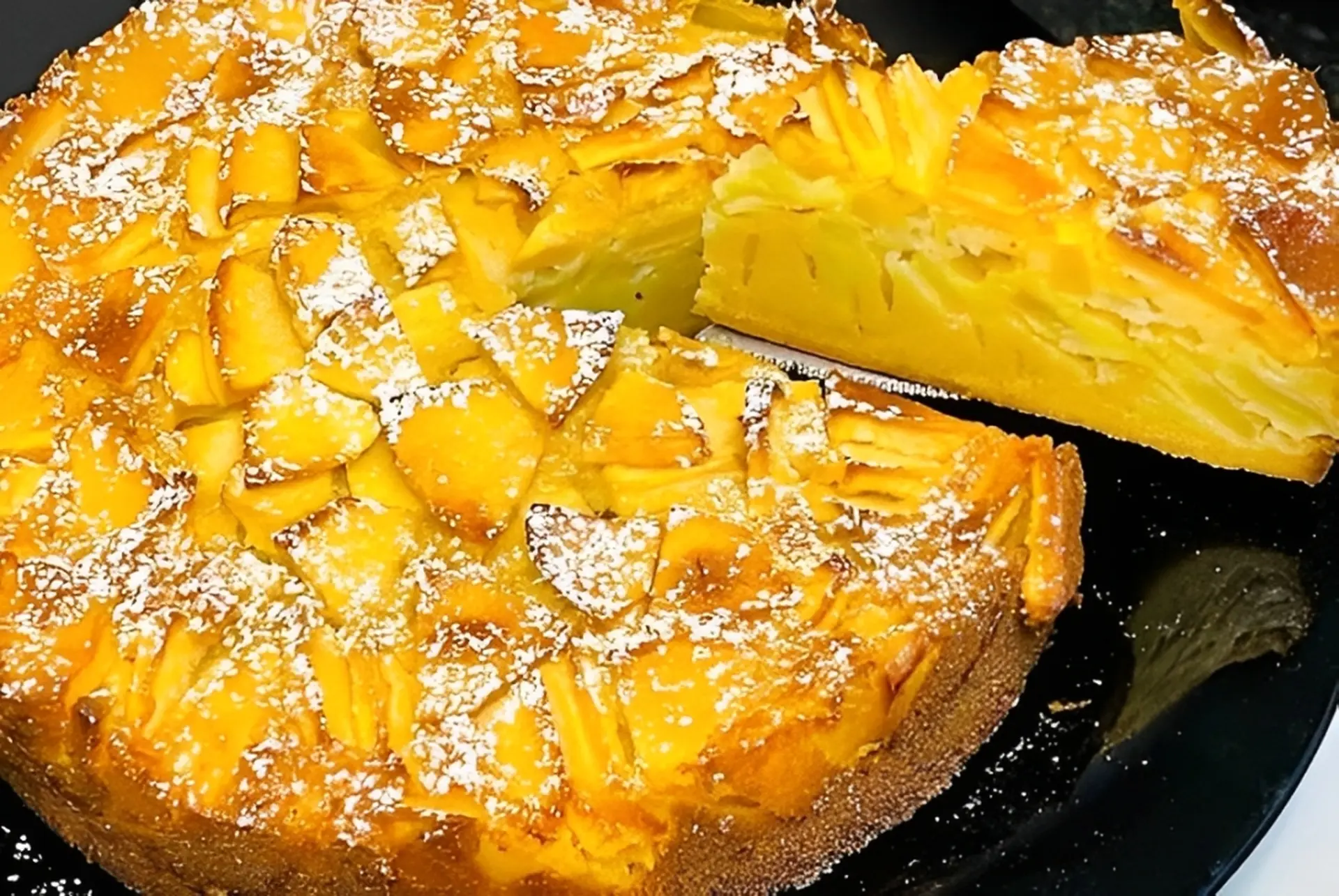 Ngất ngây với món bánh táo nướng ngon xuất sắc với vỏ vàng rụm, nhân mềm tan