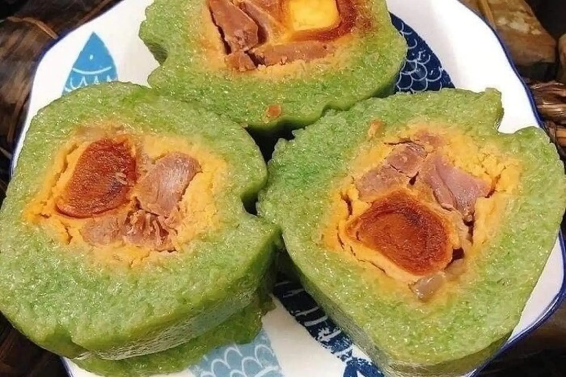 Mách bạn 2 cách làm bánh tét trứng muối truyền thống và lá cẩm độc đáo, ngon lạ miệng cho ngày Tết