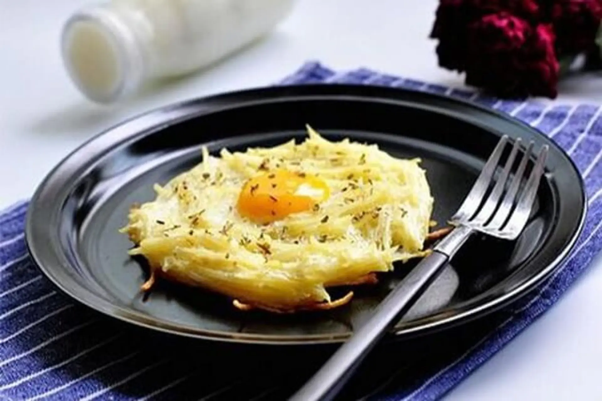 Bỏ túi cách làm bánh tổ chim giòn rụm, béo ngậy với trứng gà và khoai tây đơn giản tại nhà