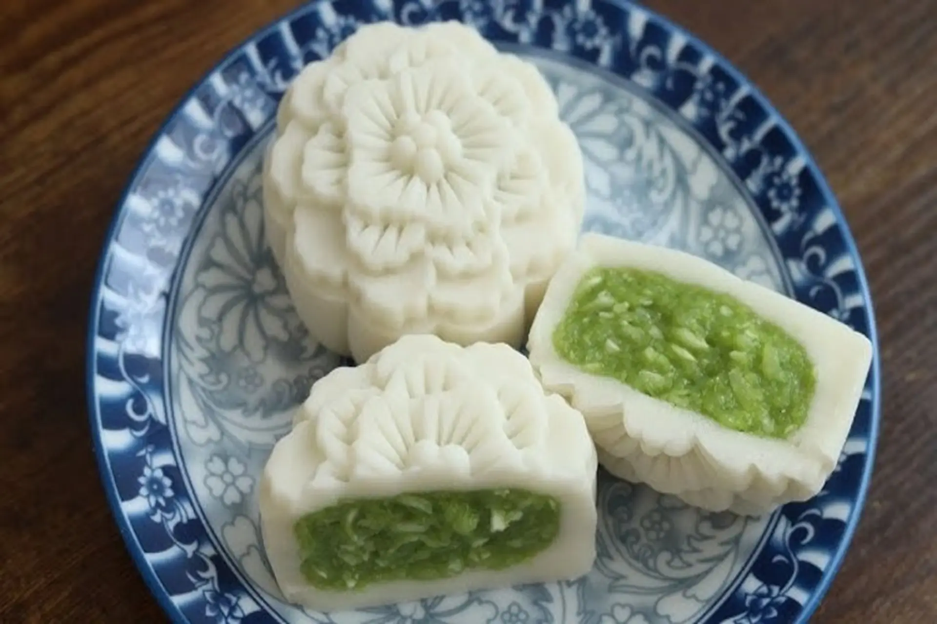 Bánh trung thu dẻo nhân cốm với hương vị thu Hà Nội trong từng chiếc bánh  đoàn viên