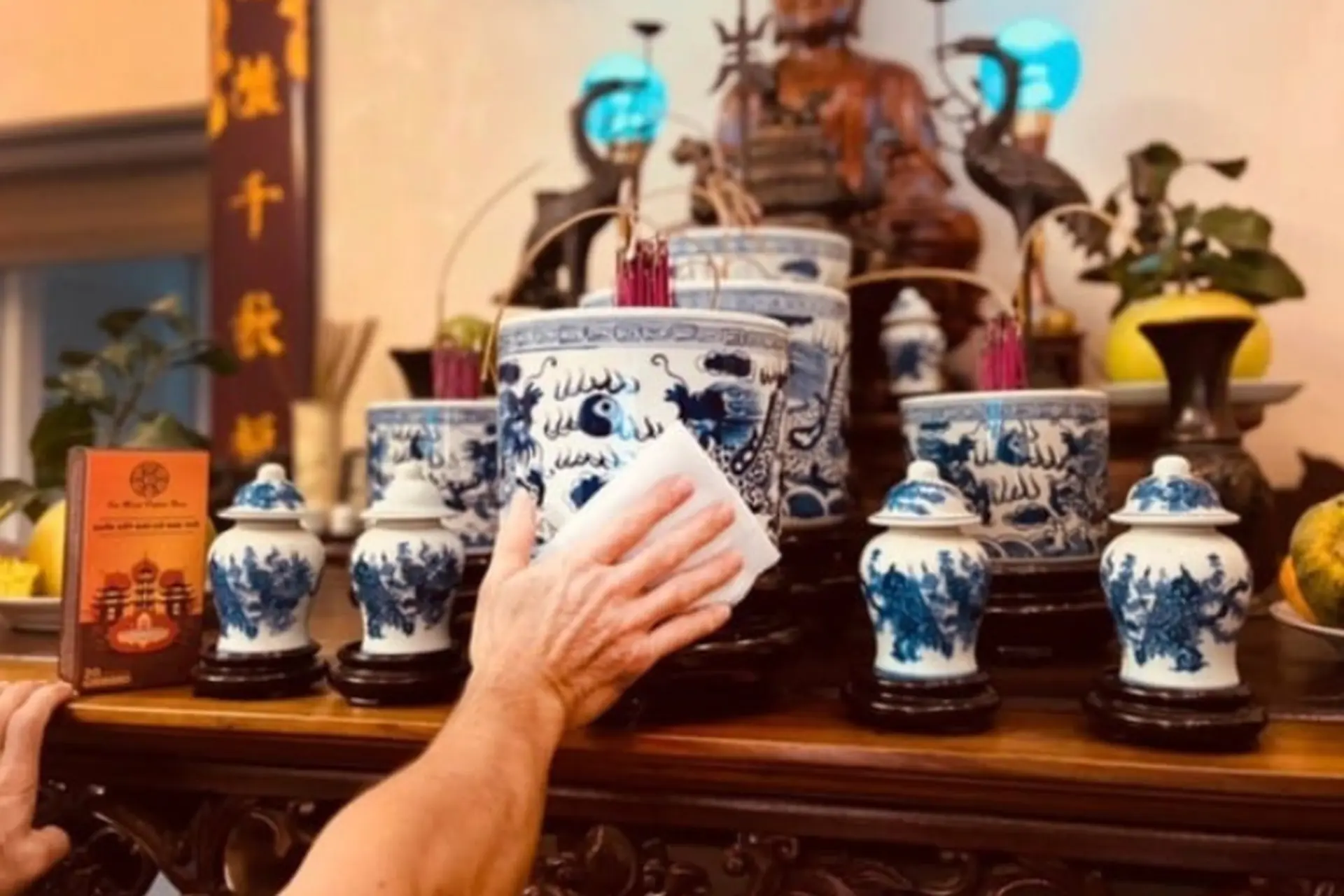 Bao sái bàn thờ là gì? Ý nghĩa phong tục và hướng dẫn đầy đủ nghi thức lau dọn bàn thờ cuối năm