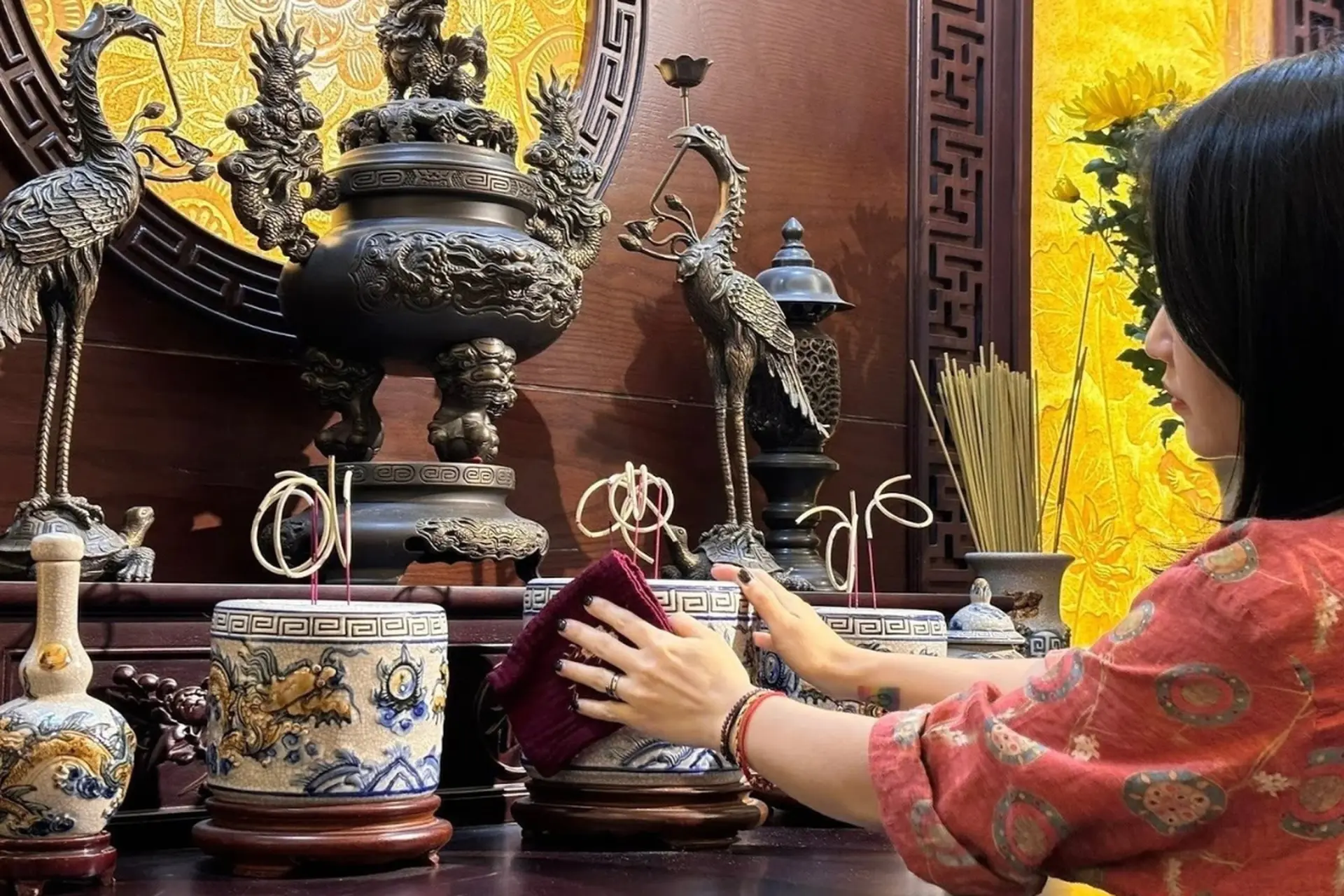 Bao sái và rút tỉa chân nhang Tết 2026 ngày nào giờ nào tốt? Hướng dẫn chọn thời điểm phù hợp để chuẩn bị bàn thờ đón năm mới