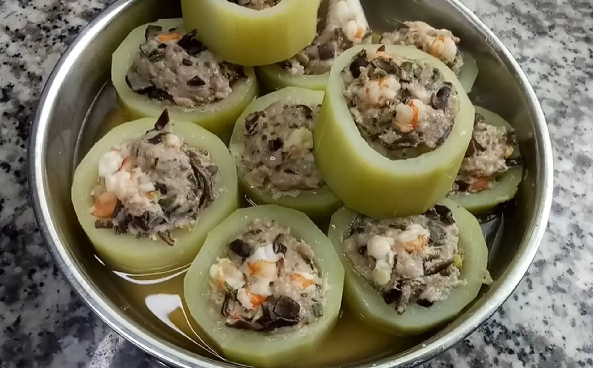 Chia sẻ cách làm bầu hấp tôm thịt - Món ngon thanh mát, giữ trọn hương vị tự nhiên