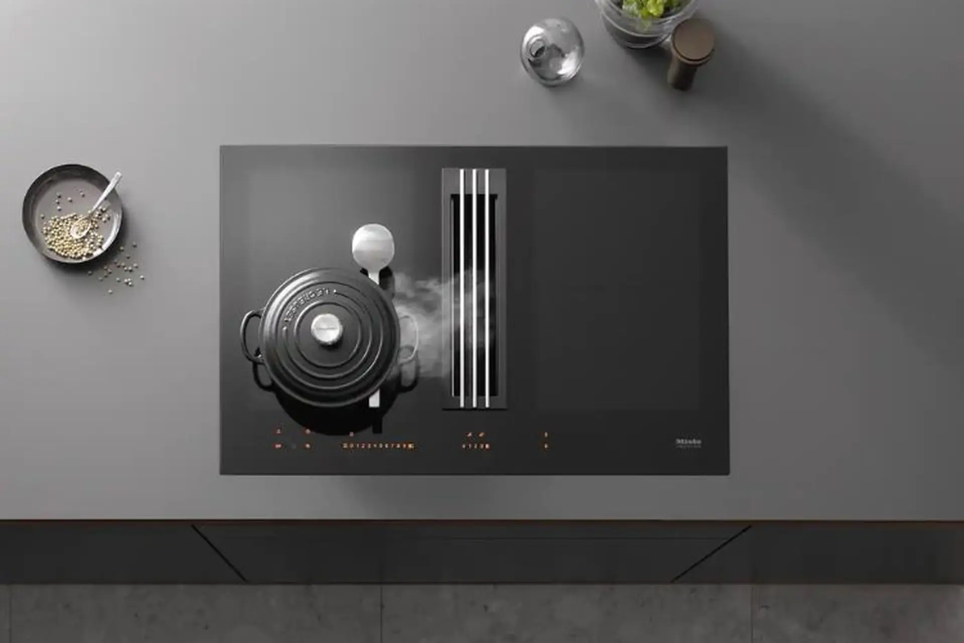 Lý do bạn nên mua bếp từ hút mùi - Giải pháp ưu việt cho căn bếp hiện đại, thoáng mát của gia đình