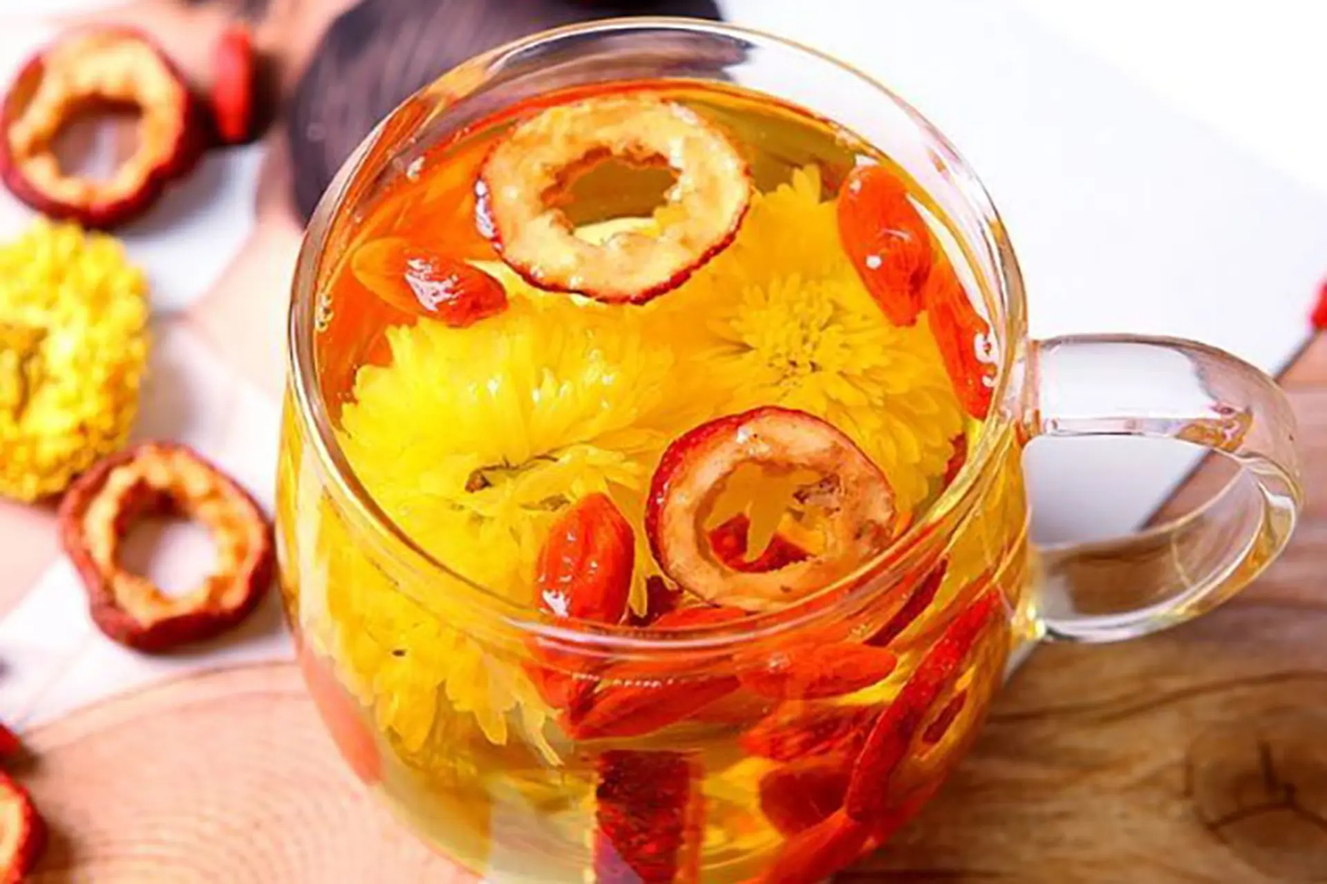 Bí quyết pha trà hoa cúc táo đỏ - Thức uống thanh lọc cơ thể, dễ làm tại nhà