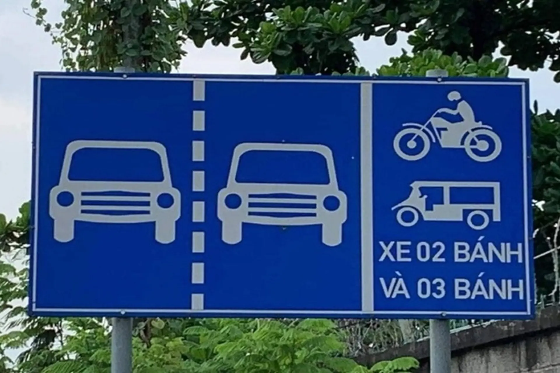 Biển R415 là gì? Lỗi đi sai làn đường bị phạt bao nhiêu theo quy định năm 2025?