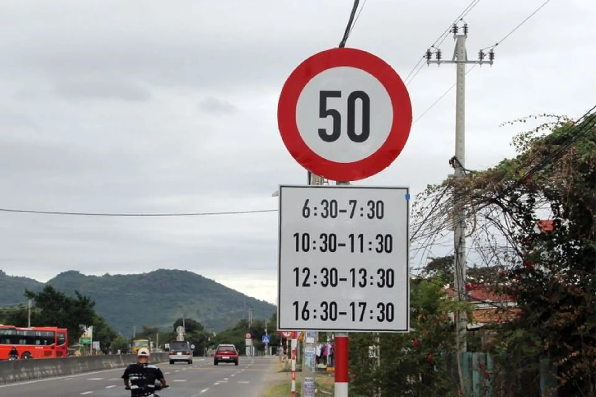 Ý nghĩa của biển báo giao thông đường bộ. Phân loại biển báo giao thông chi tiết