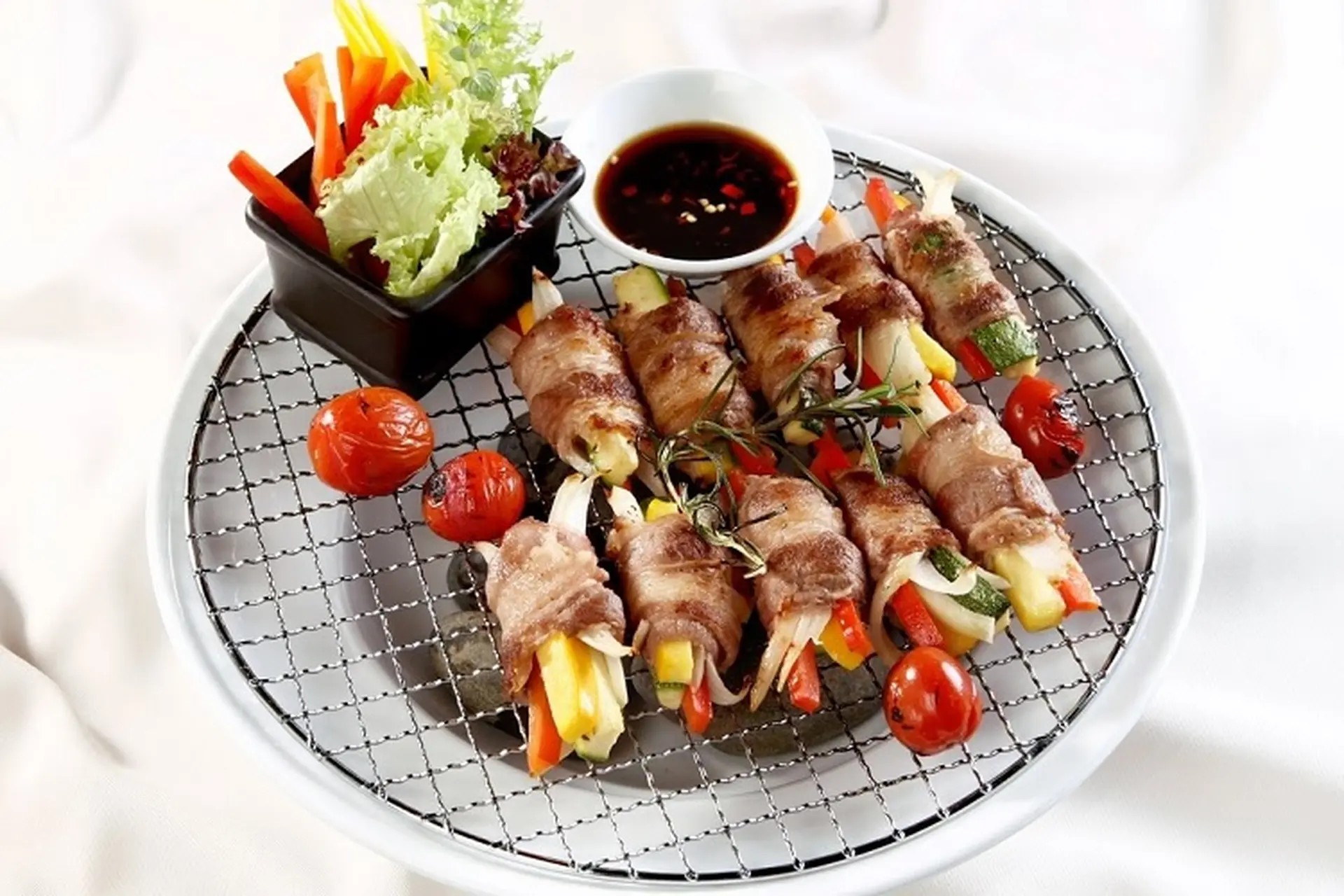 Học làm thịt bò cuộn rau củ cho bữa ăn gia đình thêm phần hấp dẫn, bổ dưỡng