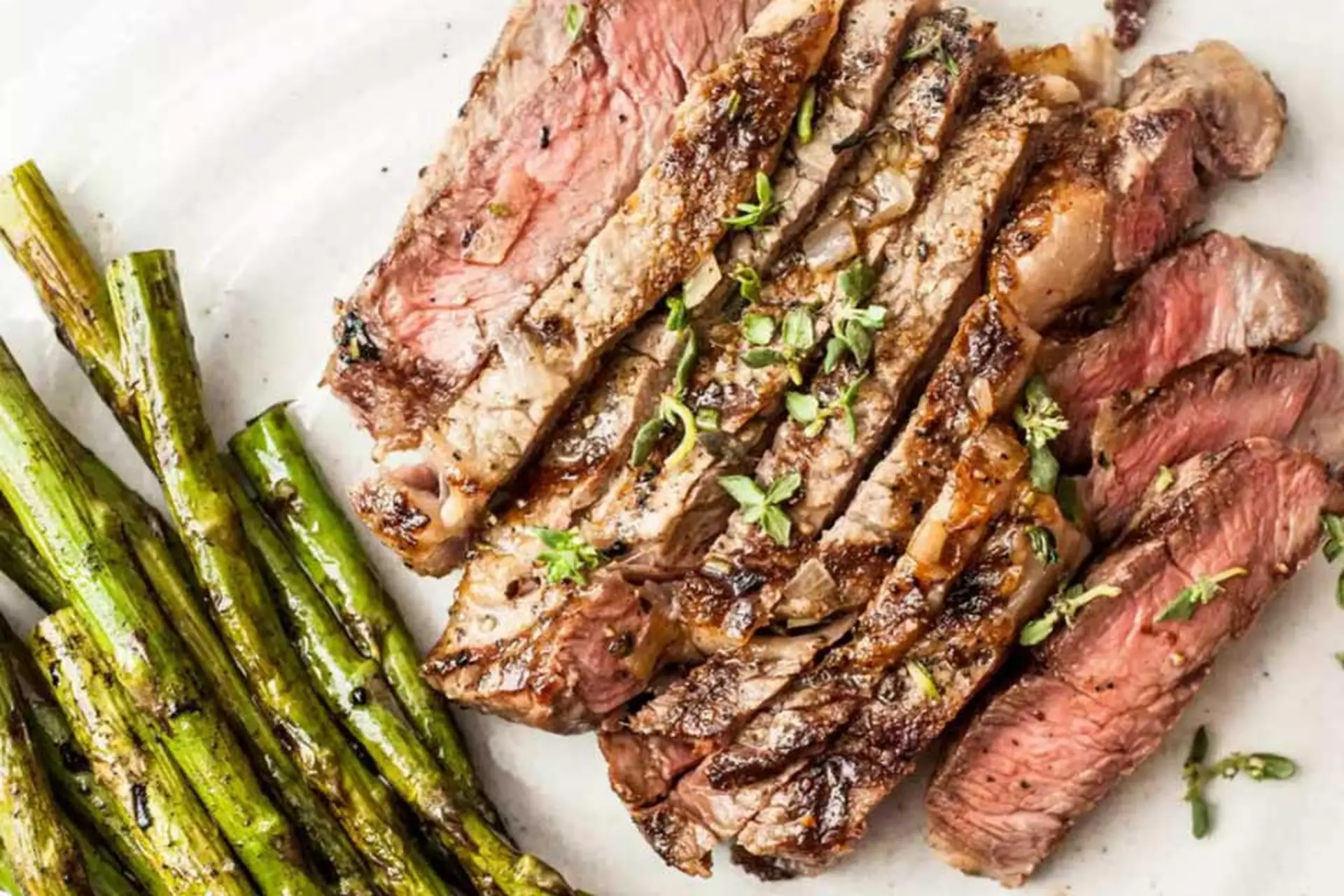 Tự tay làm bò Kobe nướng ngon chuẩn nhà hàng, thịt mềm, béo ngậy, không bị khô