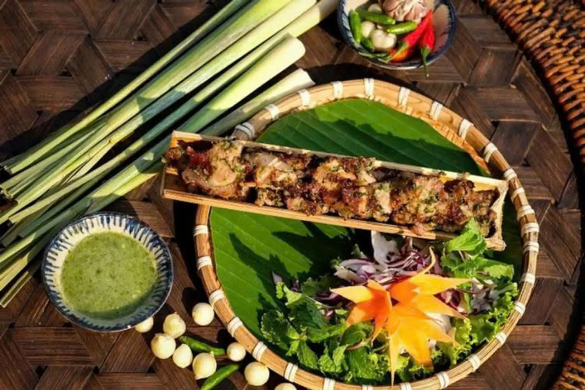 Hướng dẫn chi tiết cách làm bò nướng ống tre thơm ngon, lạ miệng cho bữa tiệc cuối tuần