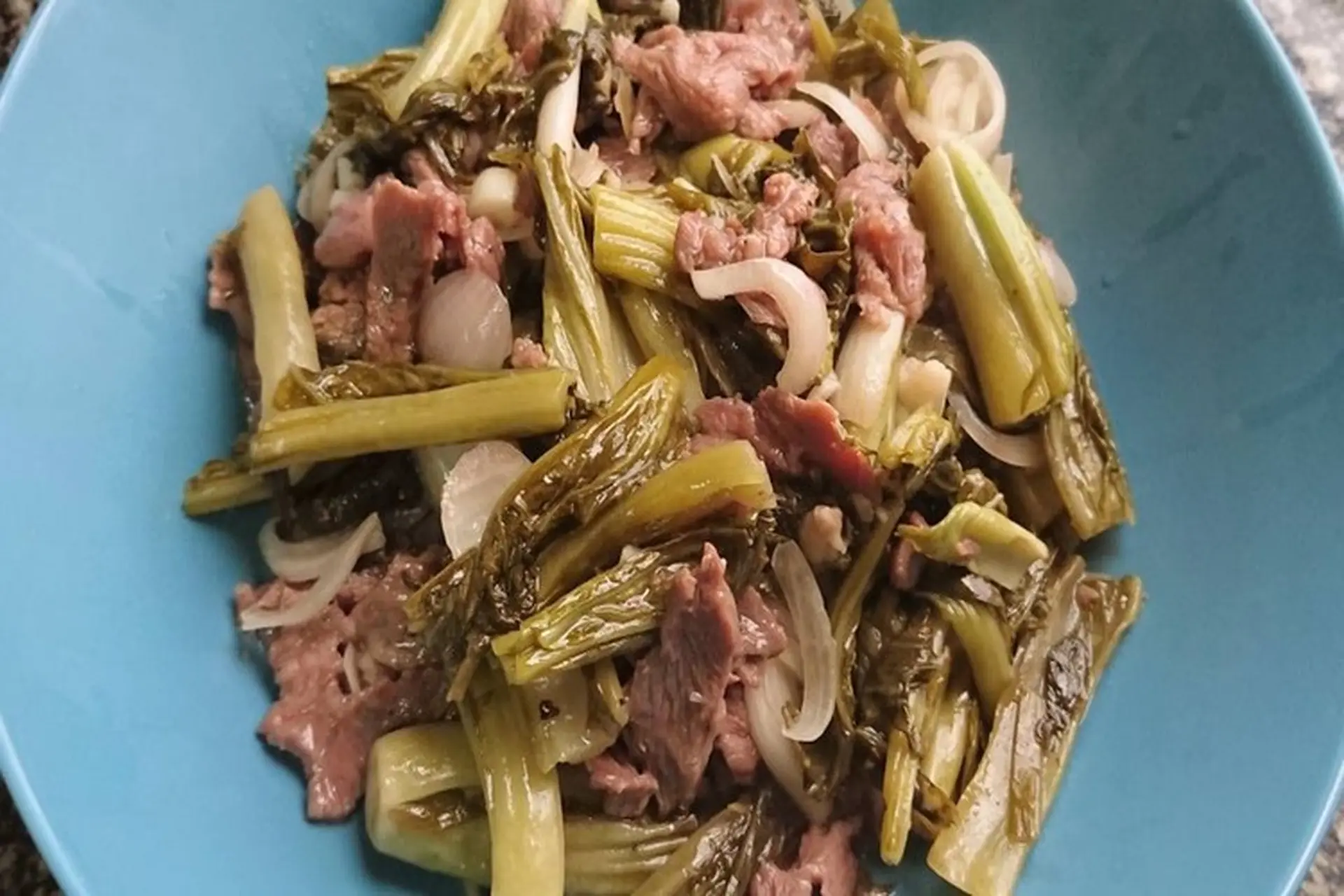 Hướng dẫn bạn cách chế biến bò xào dưa chua giòn sần sật, ăn cực “tốn” cơm