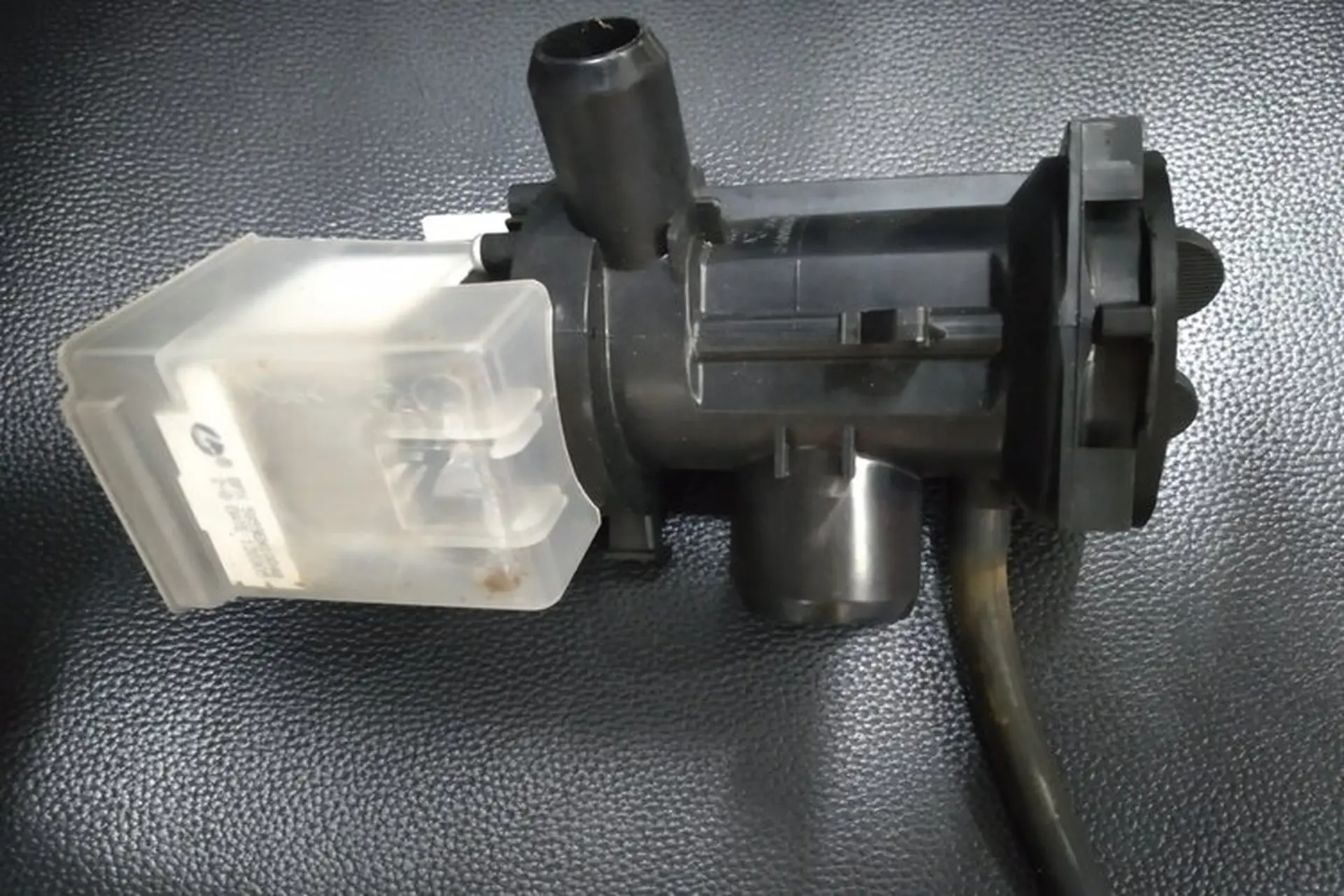 Các bước kiểm tra và vệ sinh bơm xả nước máy giặt LG giúp bơm xả vận hành tốt nhất