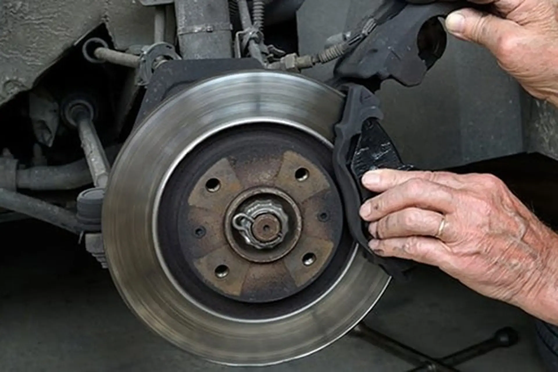 Brake là gì? Khám phá cấu tạo, nguyên lý hoạt động và những lưu ý an toàn khi sử dụng hệ thống phanh