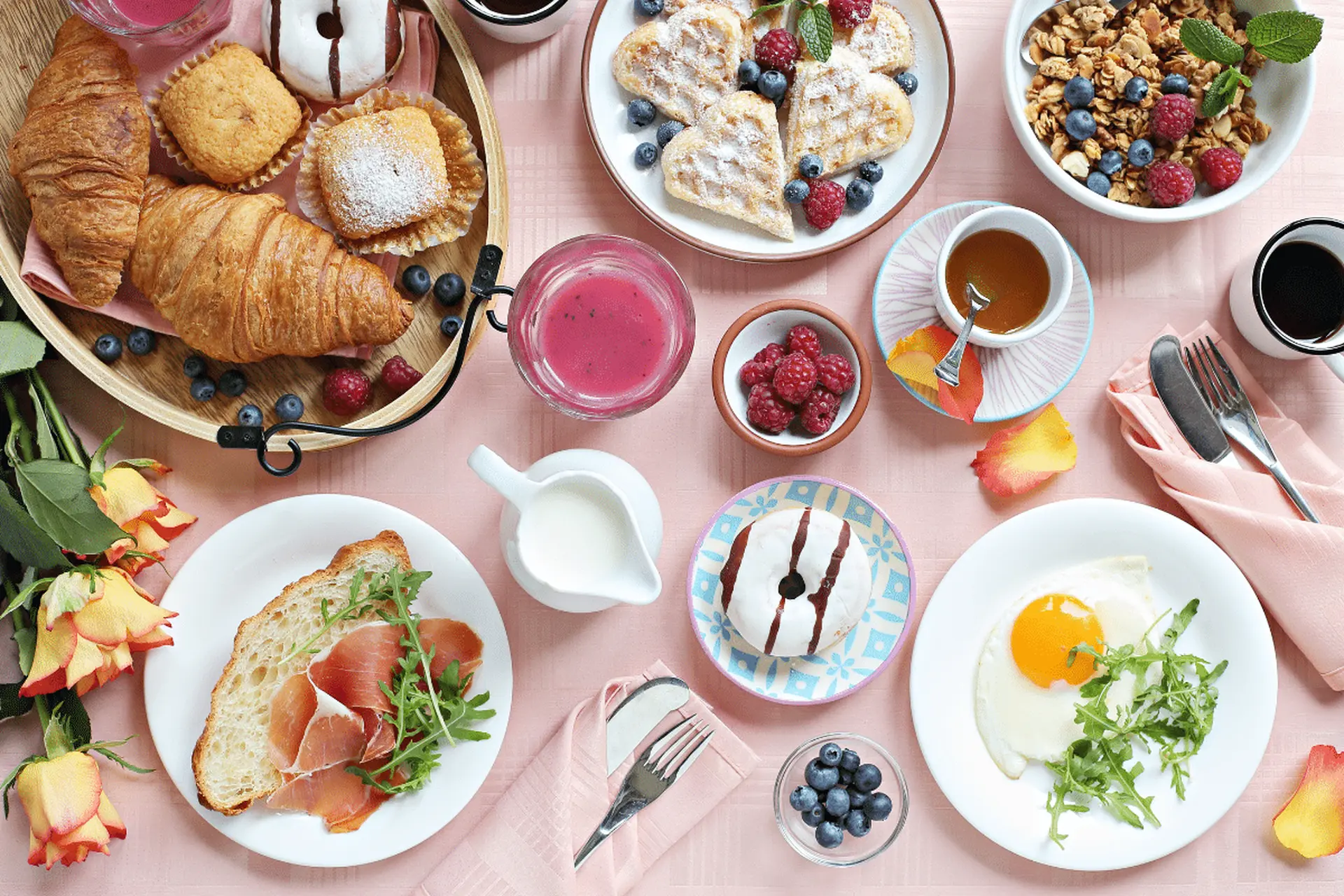 Brunch là gì? Khám phá trải nghiệm ẩm thực kết hợp giữa bữa sáng và bữa trưa 