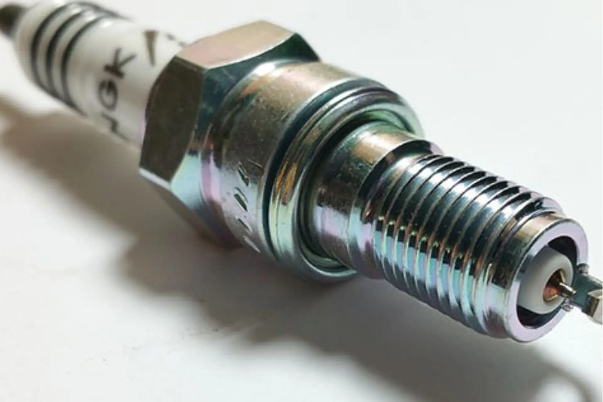 Bugi ô tô là gì? Tìm hiểu nguyên lý hoạt động, các loại phổ biến và một số câu hỏi liên quan