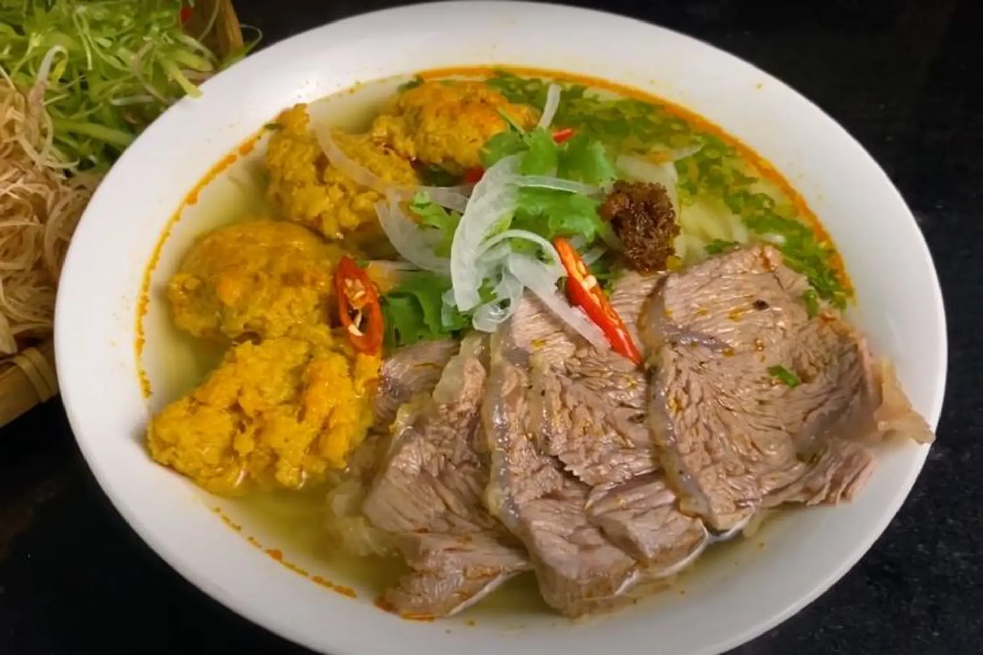 Tự làm bún bò chả cua tại nhà với công thức đơn giản thơm ngon không cần ra quán