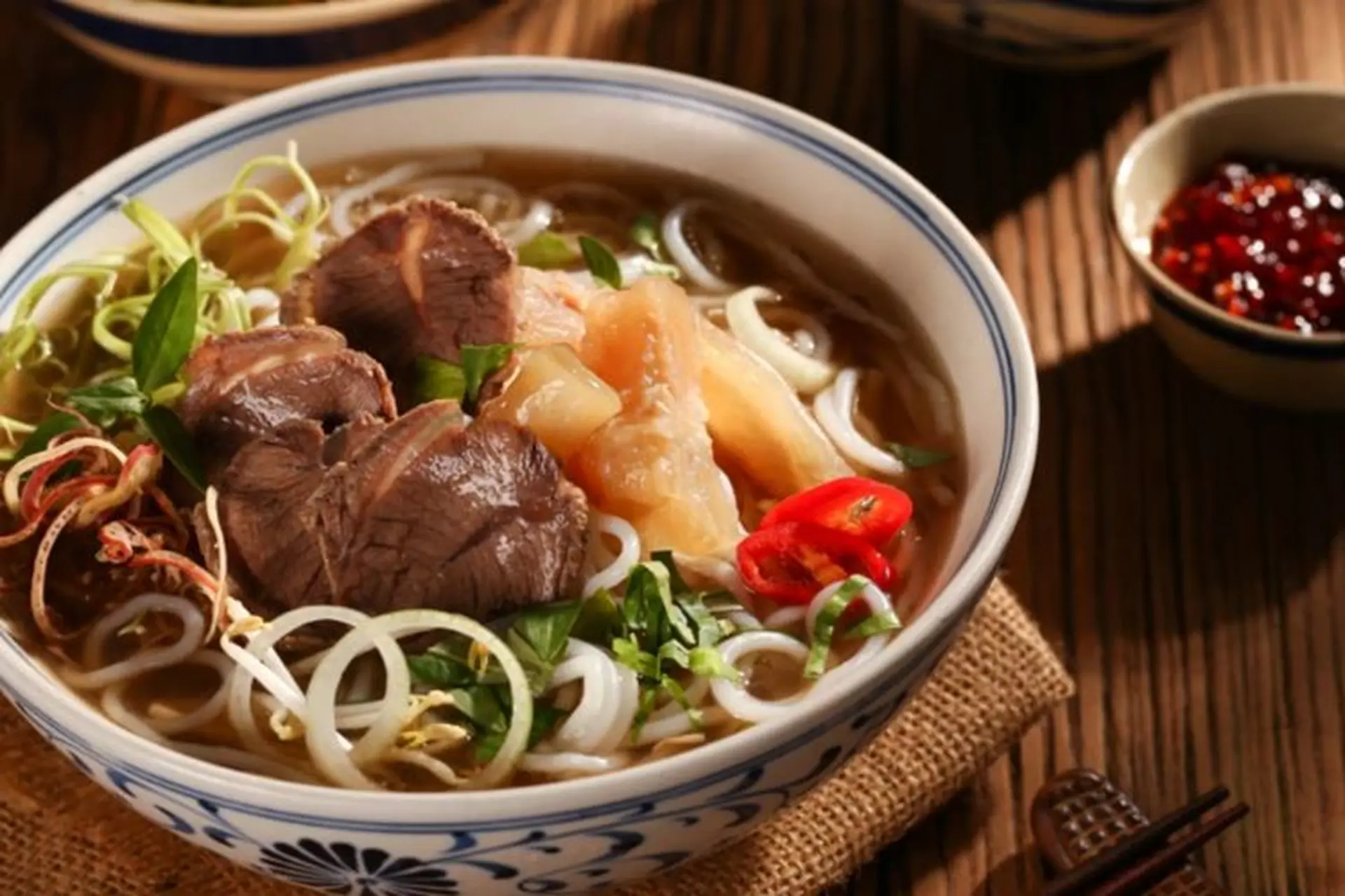 Học cách nấu bún bò gân chuẩn vị ngon không thua kém ngoài hàng, ai ăn cũng thích