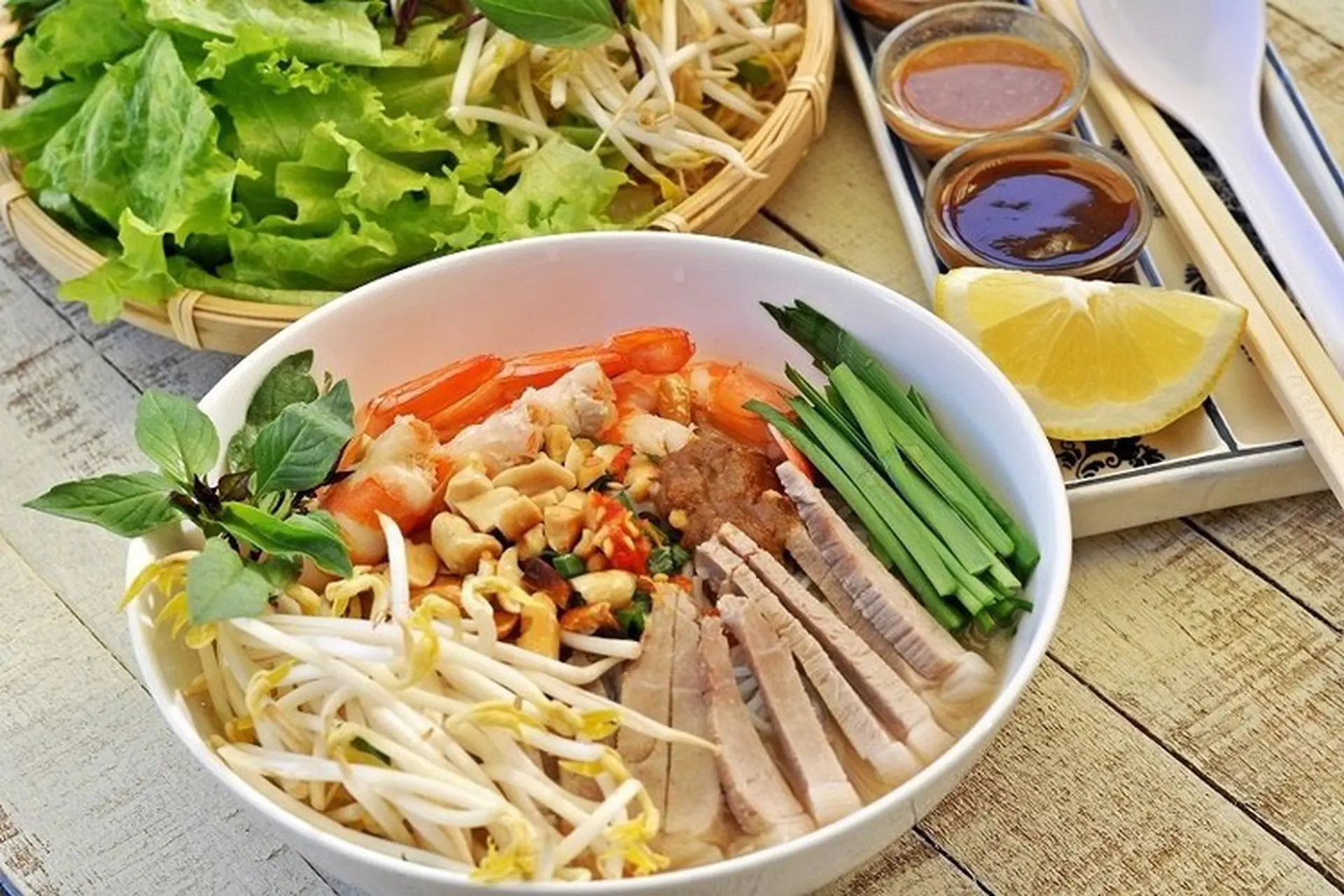 Khám phá hương vị đặc trưng miền Tây qua món bún gỏi dà thơm ngon, đậm đà và đầy hấp dẫn