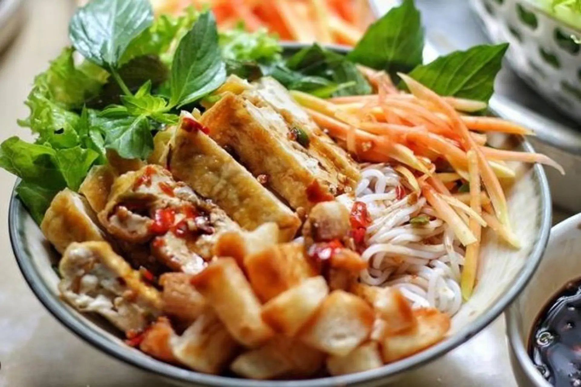 Bún nước tương bao nhiêu calo? Cách ăn bún nước tương để không bị béo cực hiệu quả