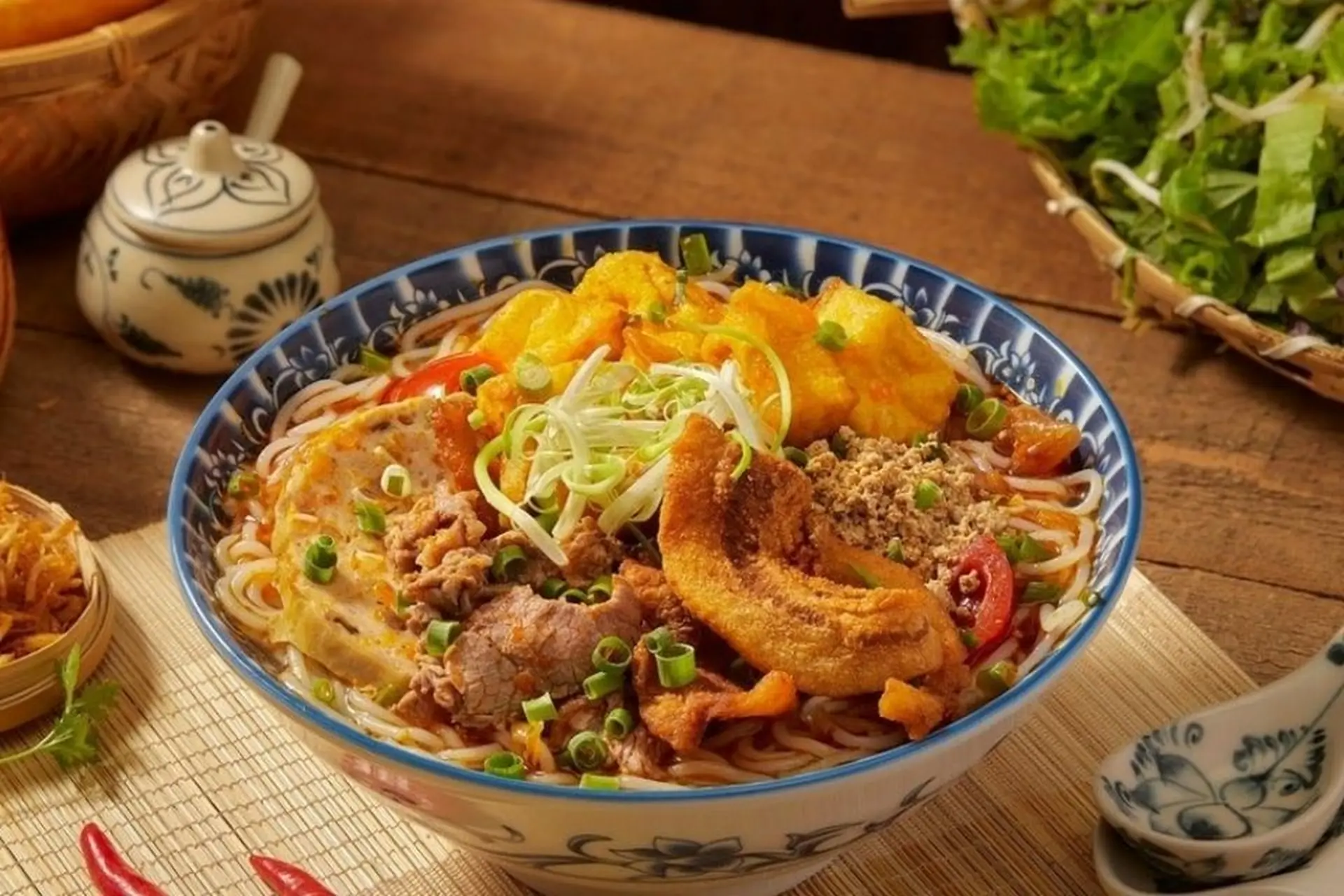 Hướng dẫn bạn làm bún riêu tóp mỡ chuẩn vị Việt lại thơm ngon, cực dễ làm tại nhà