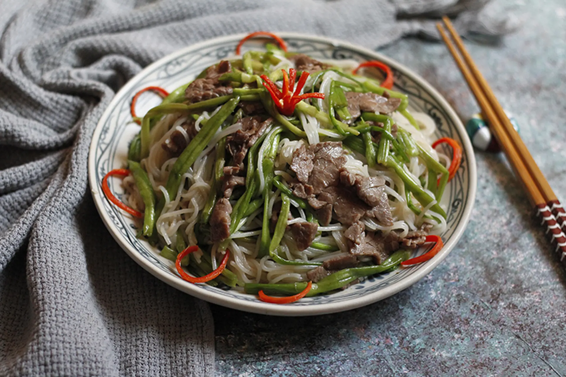 Bỏ túi 2 công thức chế biến bún xào cần đơn giản, chuẩn vị đầy bổ dưỡng cho bữa cơm gia đình