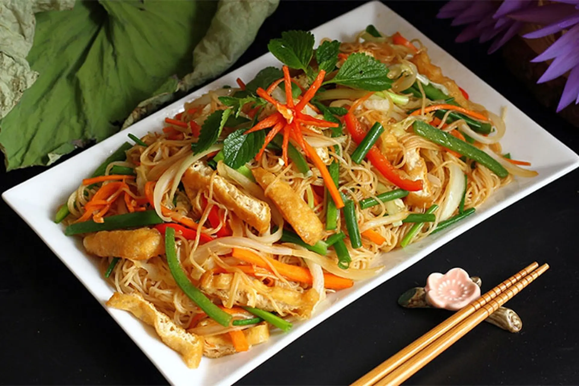 Bún xào chay bao nhiêu calo? Ăn bún xào chay có tốt không? Giải đáp chi tiết
