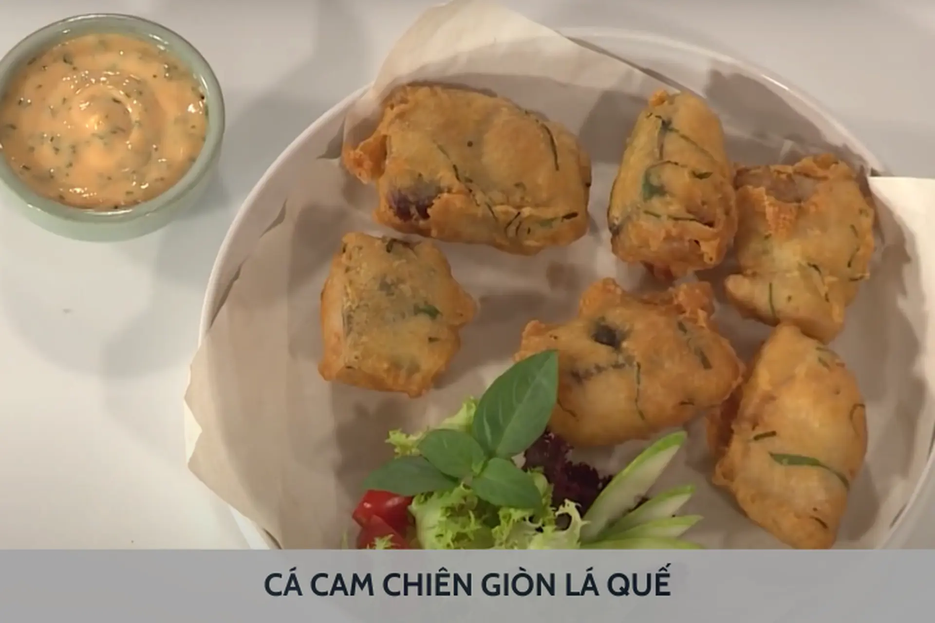 Hướng dẫn cách làm cá cam chiên giòn lá quế thơm lừng, vàng ruộm và dễ làm ngay tại nhà