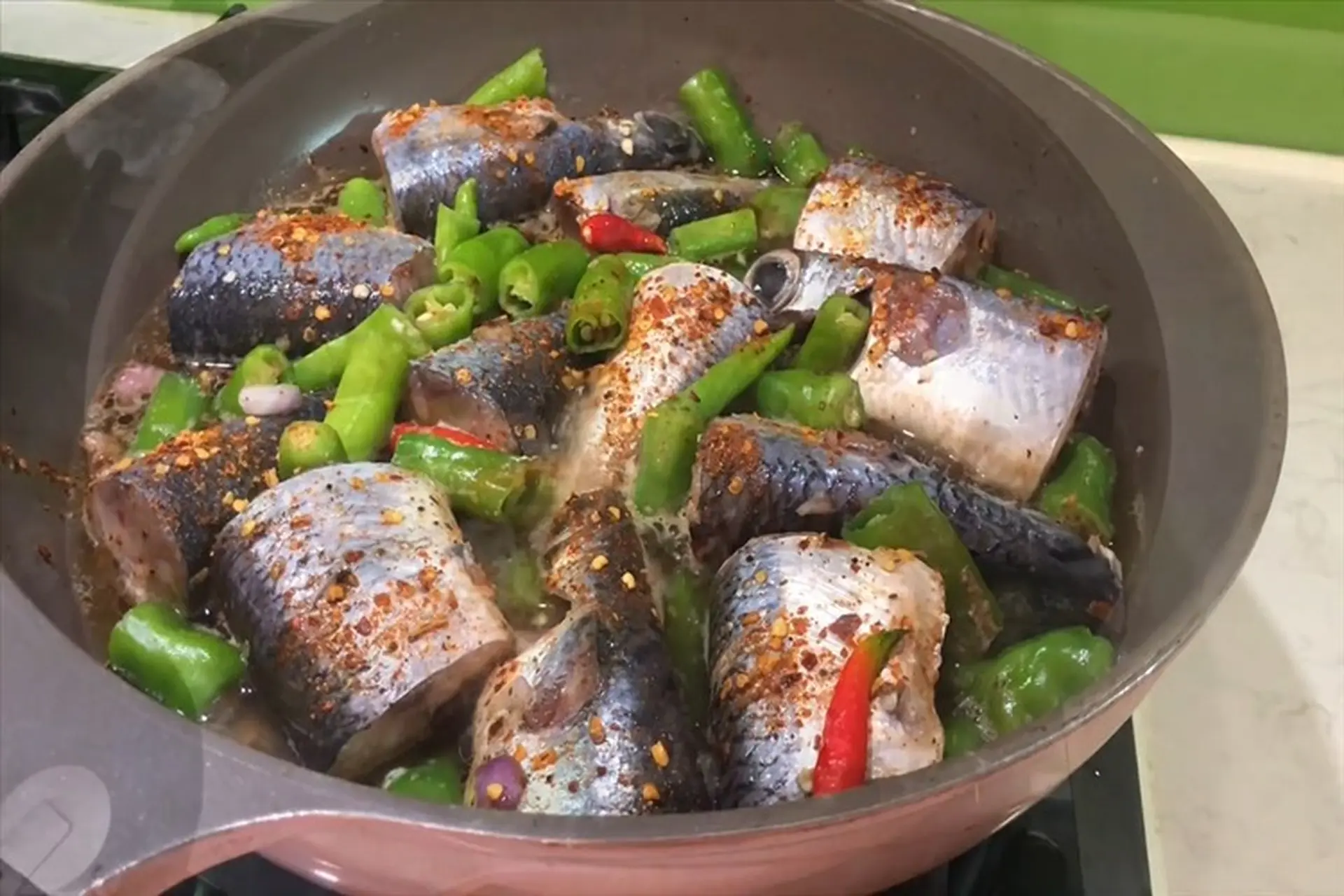 Cá chuồn kho ớt xanh – Hương vị dân dã miền Trung, đậm đà và hấp dẫn khó cưỡng