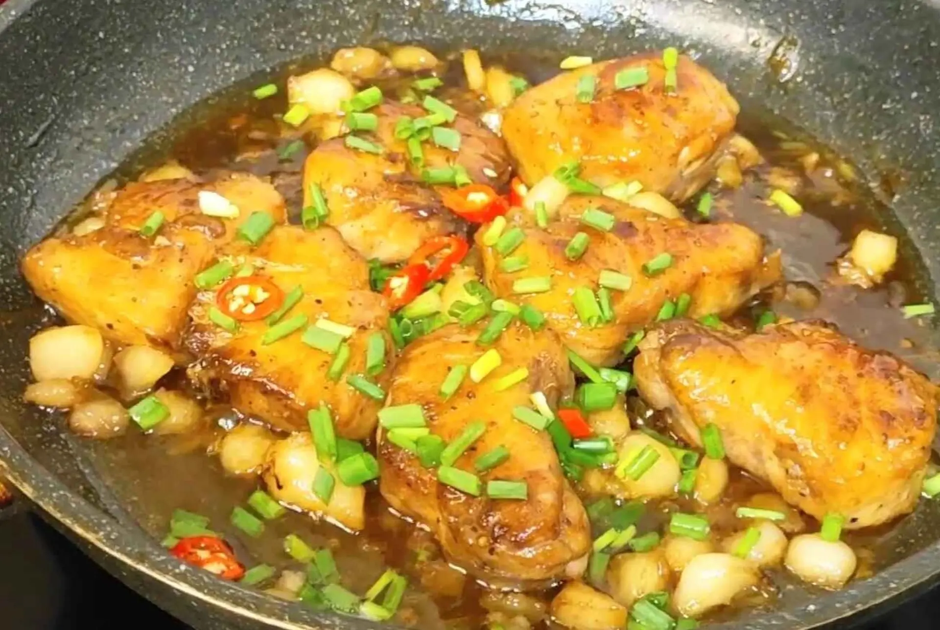Công thức làm cá cờ kho tóp mỡ thơm béo, đậm đà, ăn cùng cơm trắng là “hết bài”!