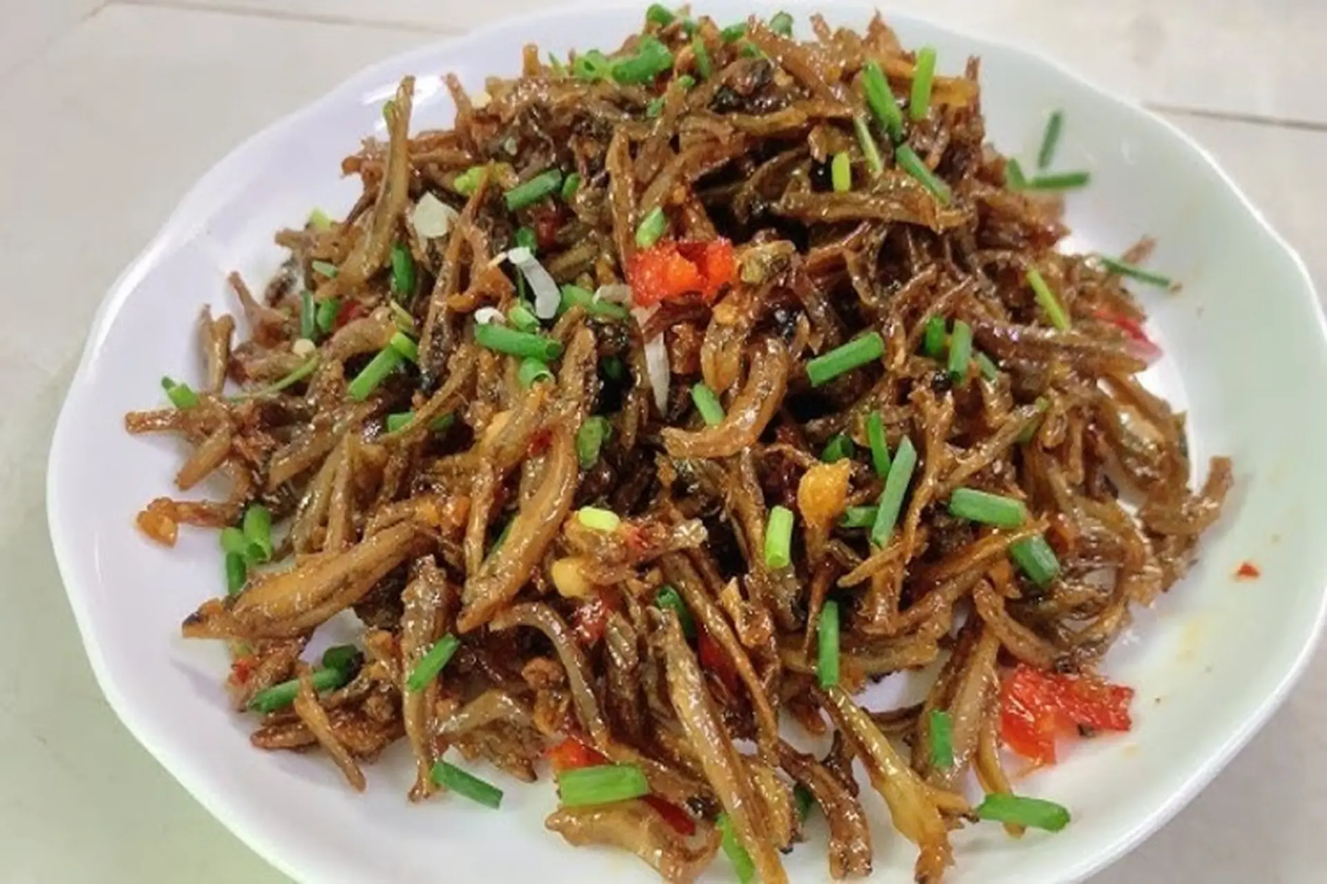 Cách chế biến cá cơm khô rim mắm đường – Món ngon đậm đà đưa cơm ngày mưa