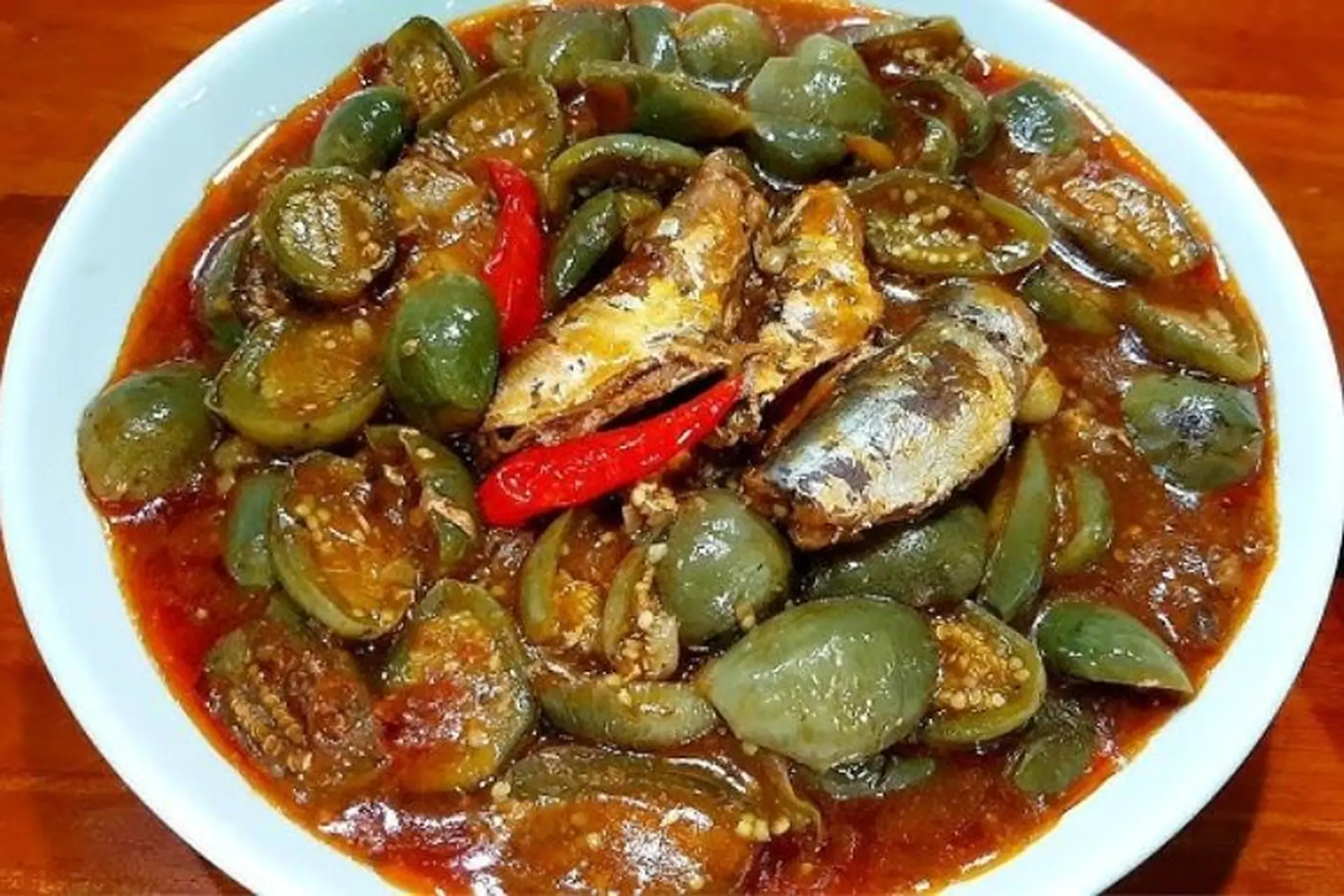 Hướng dẫn chi tiết cách làm cà đắng kho cá hộp thơm ngon, dân dã ngay tại nhà