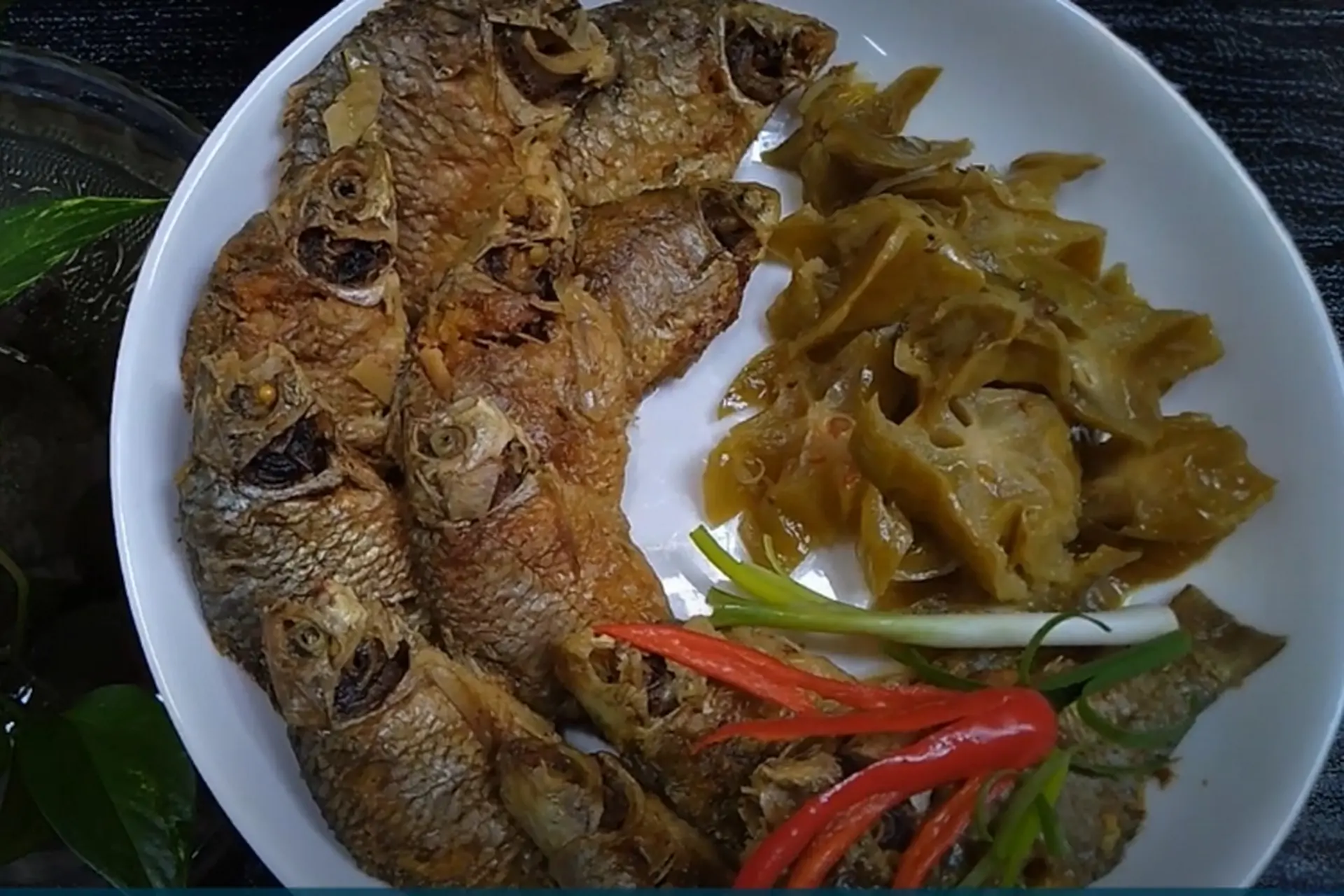 Thử ngay công thức cá diếc kho khế thịt ba chỉ dân dã và cực kì hao cơm để bạn chế biến cho cả nhà