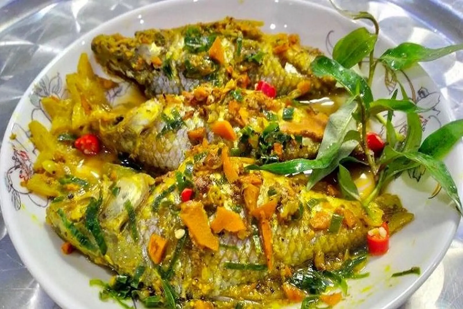 Mát trời vào bếp làm cá diếc kho nghệ đậm đà chuẩn vị mẹ nấu, cực kỳ tốn cơm