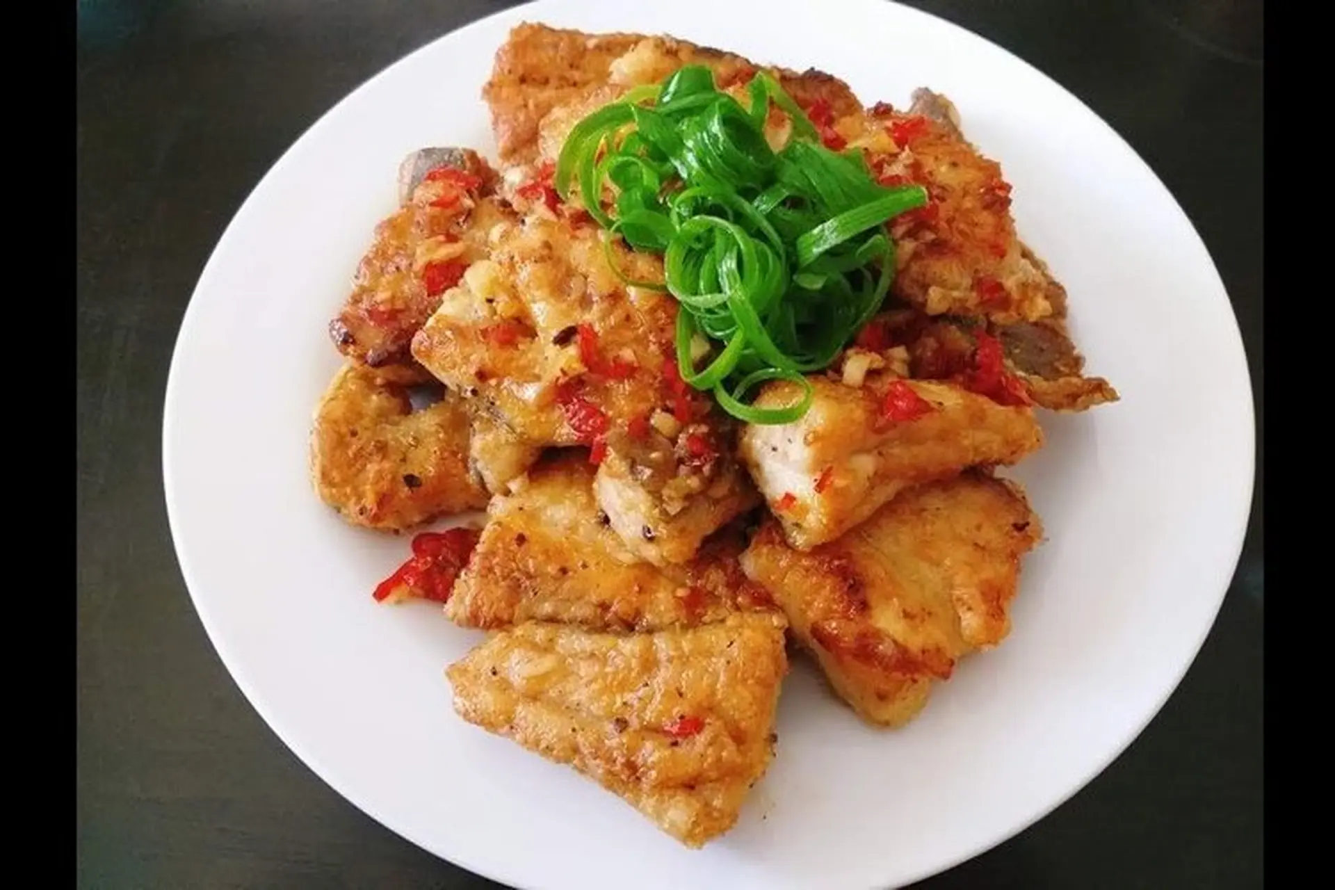 Hướng dẫn cách làm cá đuối chiên nước mắm đơn giản, có vị ngon đậm đà, ai cũng thích mê