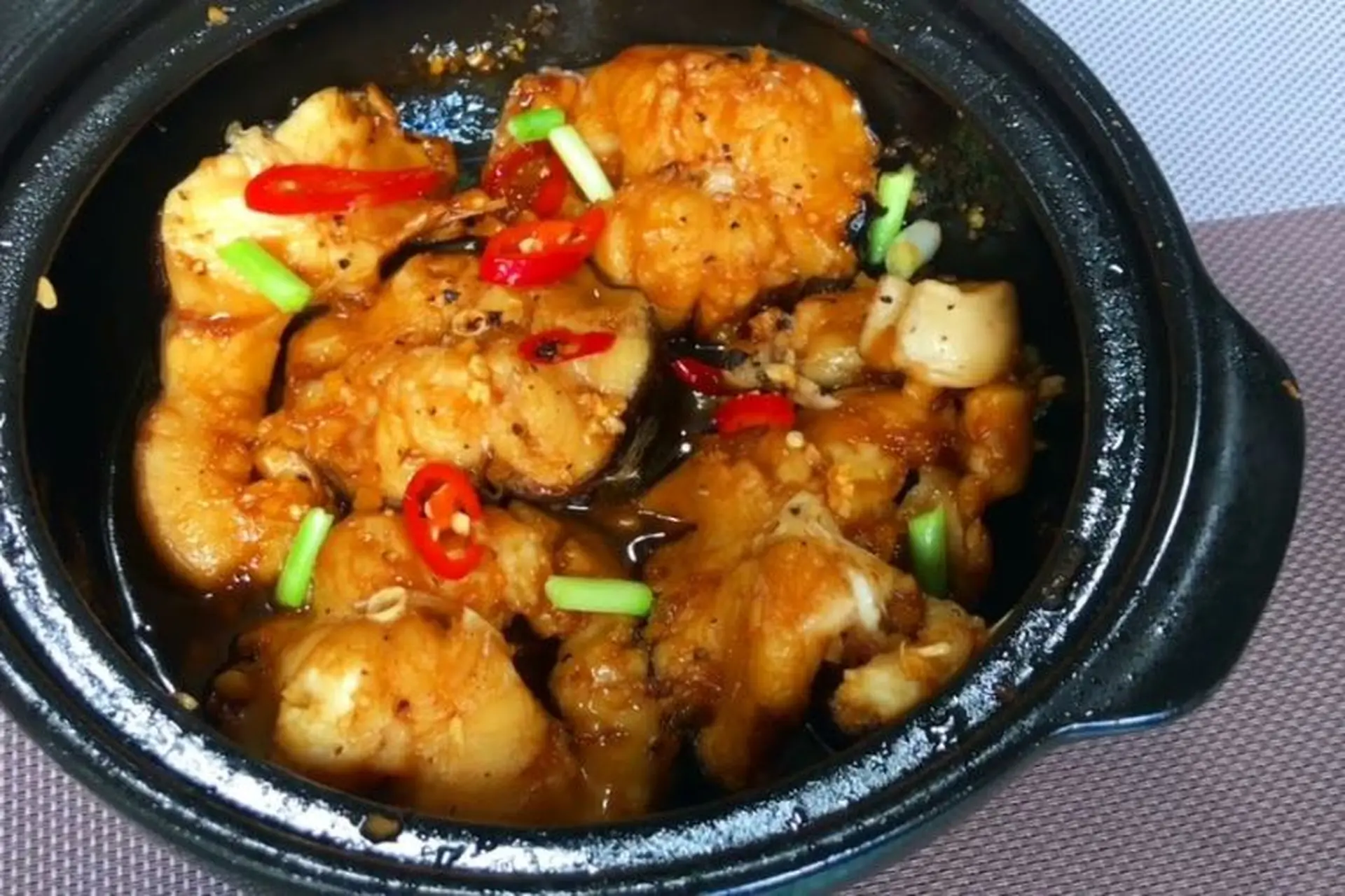 Hướng dẫn làm cá lăng kho tộ thơm ngon cho bữa cơm gia đình thêm đậm đà, hấp dẫn hơn