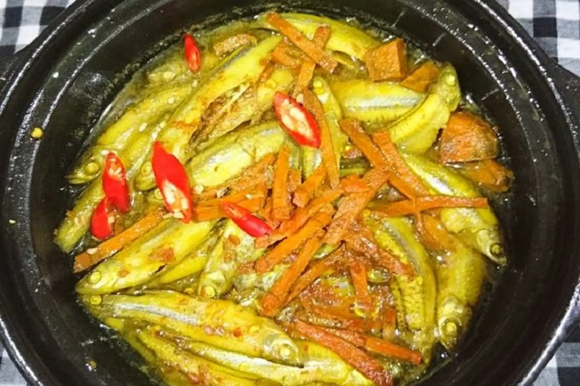 Vào bếp làm cá linh kho nghệ dân dã, đậm đà hương vị miền Tây cho mâm cơm gia đình