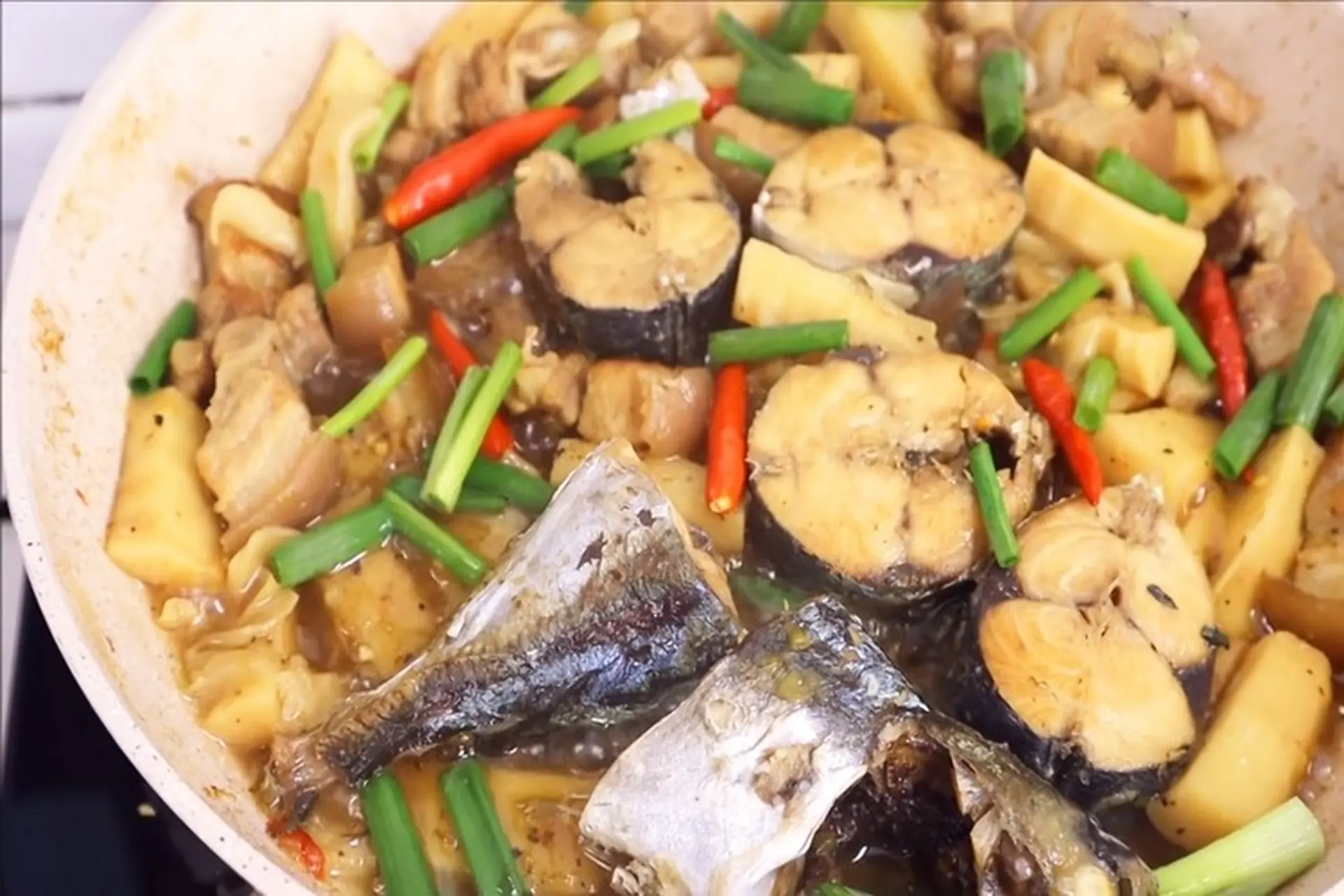 Biến tấu hương vị quê với cá lồ ồ kho măng – Thịt cá săn, măng chua giòn, càng ăn càng ghiền